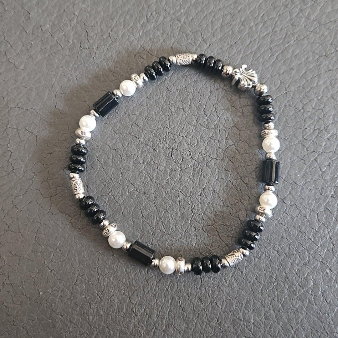 [KREAM 단독] Scudo Shell Black Pearl Beads Bracelet 착용 스타일 - 1