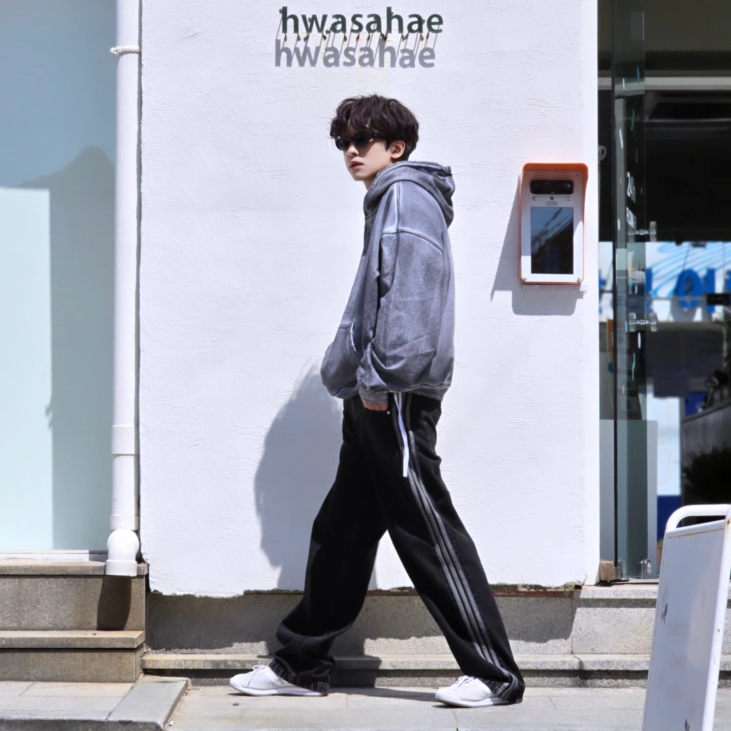 Flavorism Oversized Rivet Hoodie Dirty White, Adidas Adicolor Denim Firebird Pants True Black Denim - KR Sizing 착용 스타일 - 4