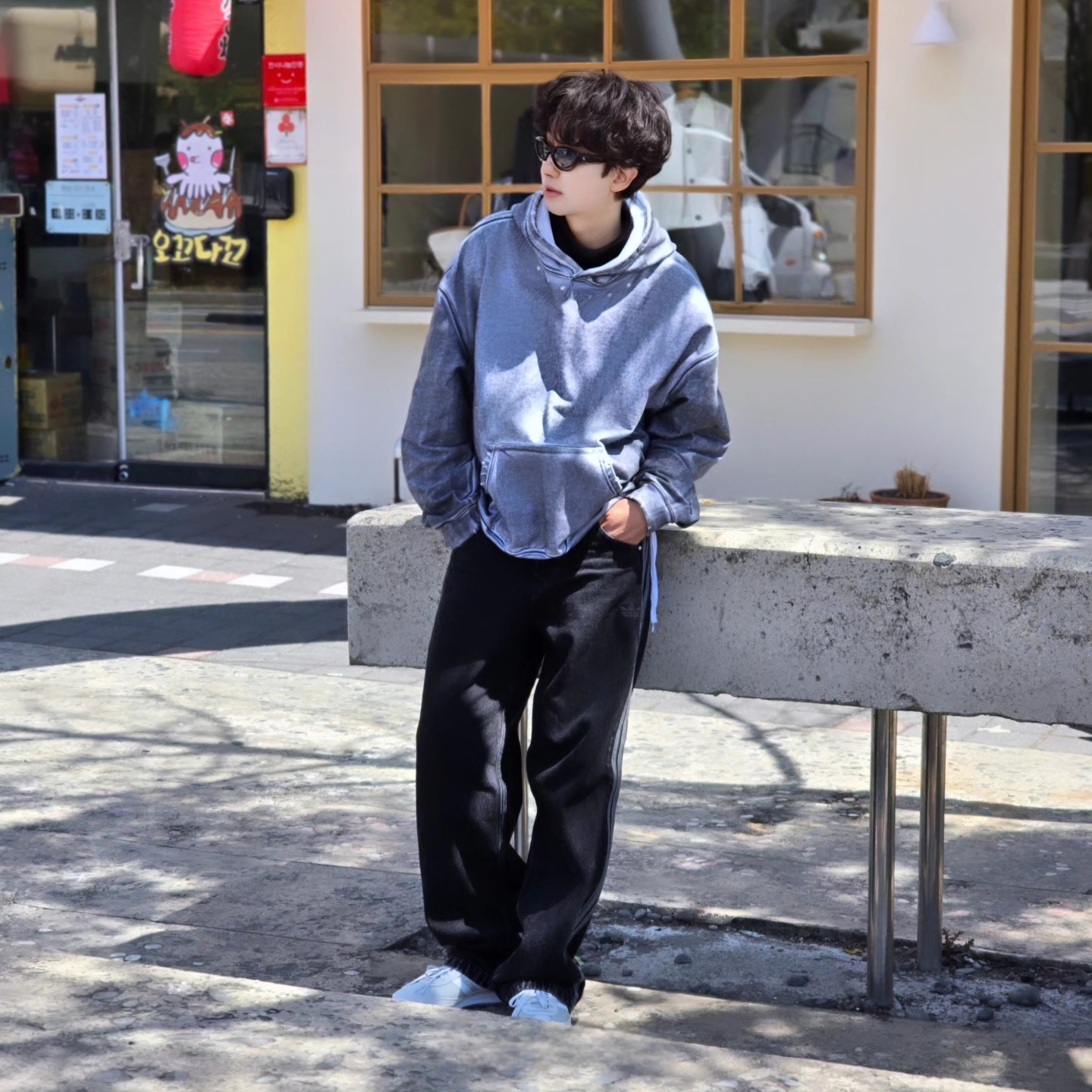 Flavorism Oversized Rivet Hoodie Dirty White, Adidas Adicolor Denim Firebird Pants True Black Denim - KR Sizing 착용 스타일 - 3