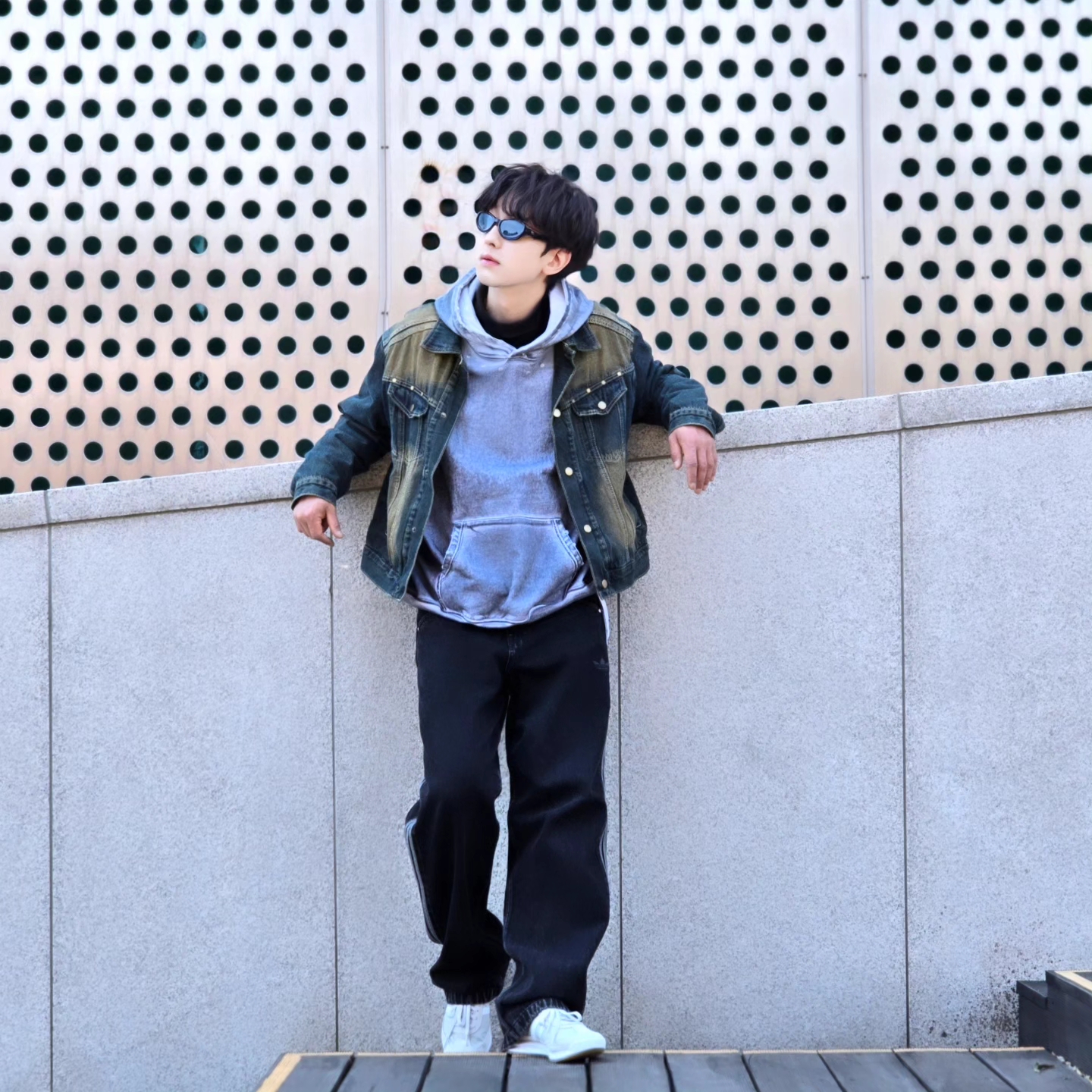 Flavorism Oversized Rivet Hoodie Dirty White, Adidas Adicolor Denim Firebird Pants True Black Denim - KR Sizing 착용 스타일 - 5