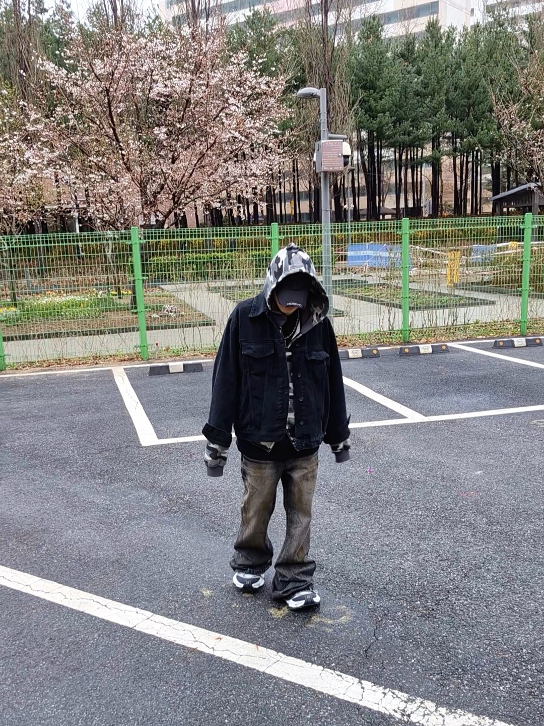 Civision by CSC Distressed Plain Cap, Balenciaga Cargo Sneakers White Grey 착용 스타일 - 3