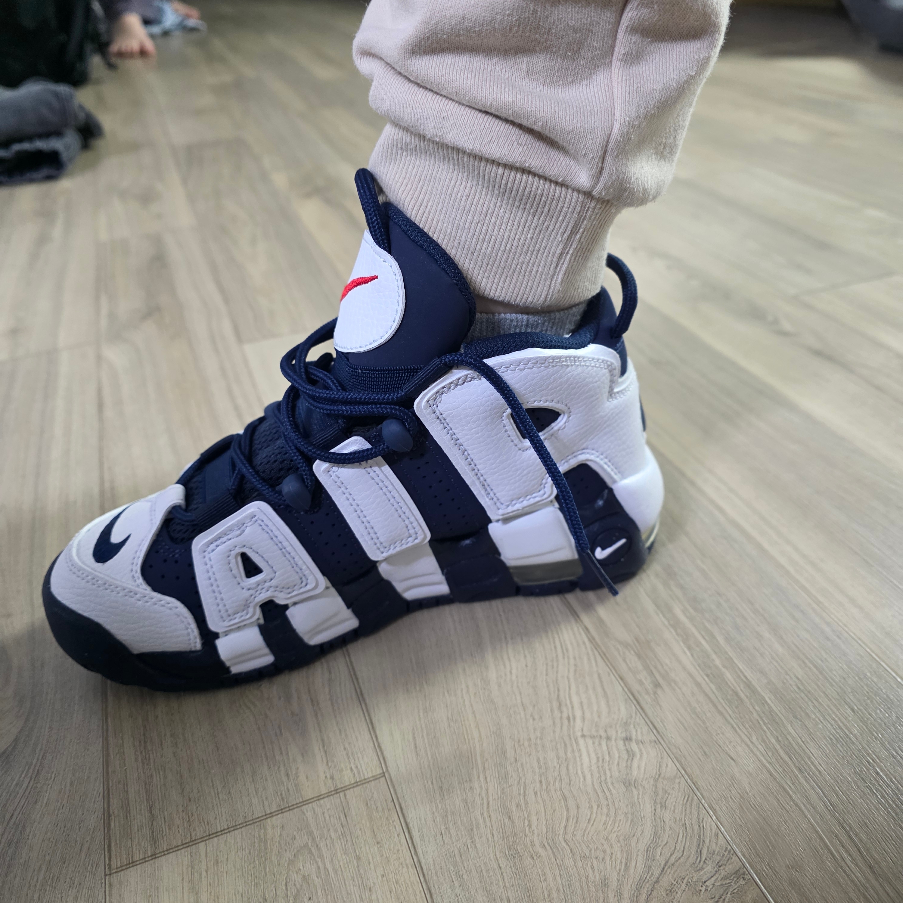 (GS) Nike Air More Uptempo White Metallic Gold 착용 스타일