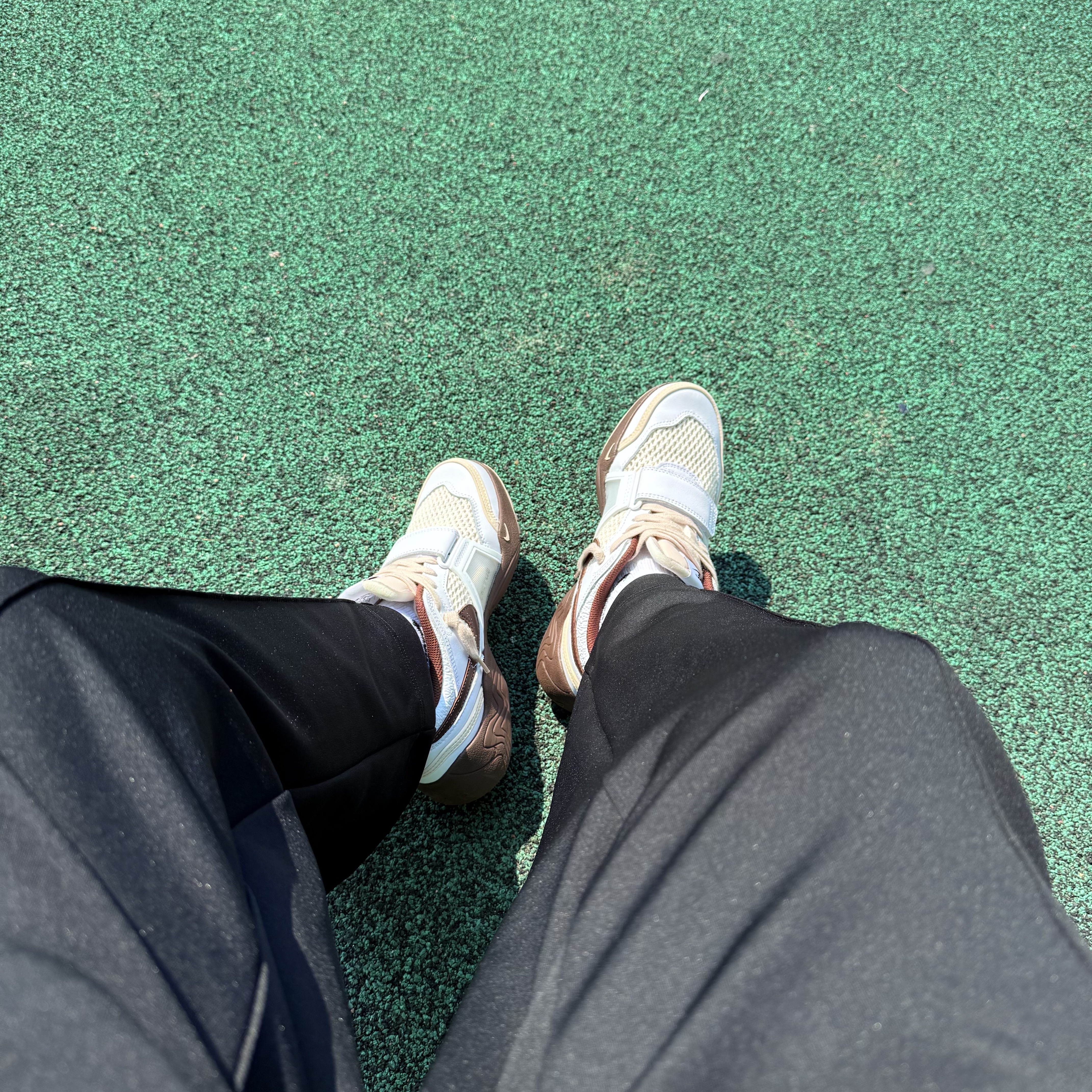 Nike x Travis Scott Zoom Field Jaxx White and Light Chocolate 착용 스타일 - 2