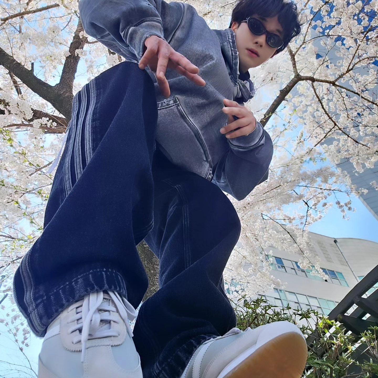 Flavorism Oversized Rivet Hoodie Dirty White, Adidas Adicolor Denim Firebird Pants True Black Denim - KR Sizing 착용 스타일 - 1