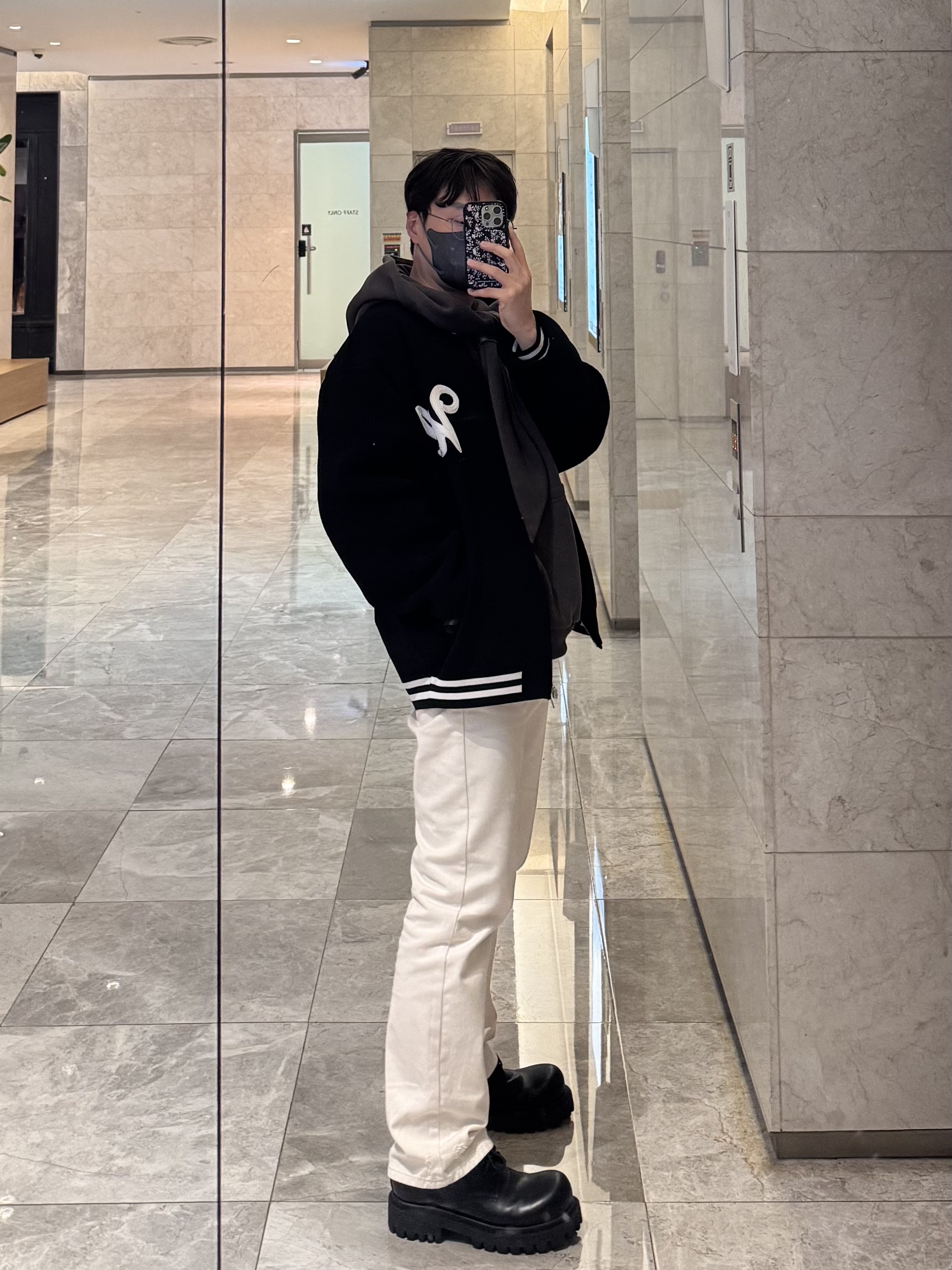우영미 그레이 매듭 디테일 후드 티셔츠 다크 - 24FW, 우영미 뉴 스트레이트 데님 팬츠 아이보리 - 25SS 착용 스타일 - 2
