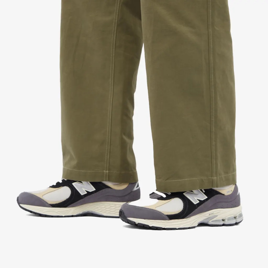 New Balance 2002R Magnet Timberwolf 착용 스타일