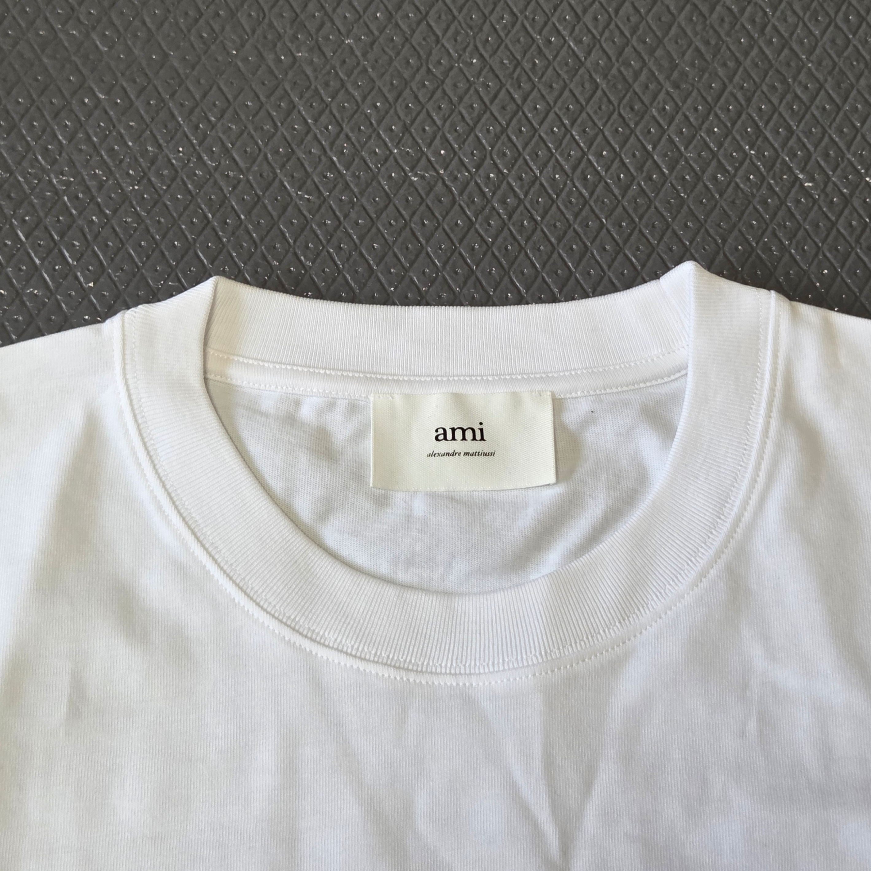 AMI de Coeur Boxy Fit T-Shirt White 착용 스타일 - 4