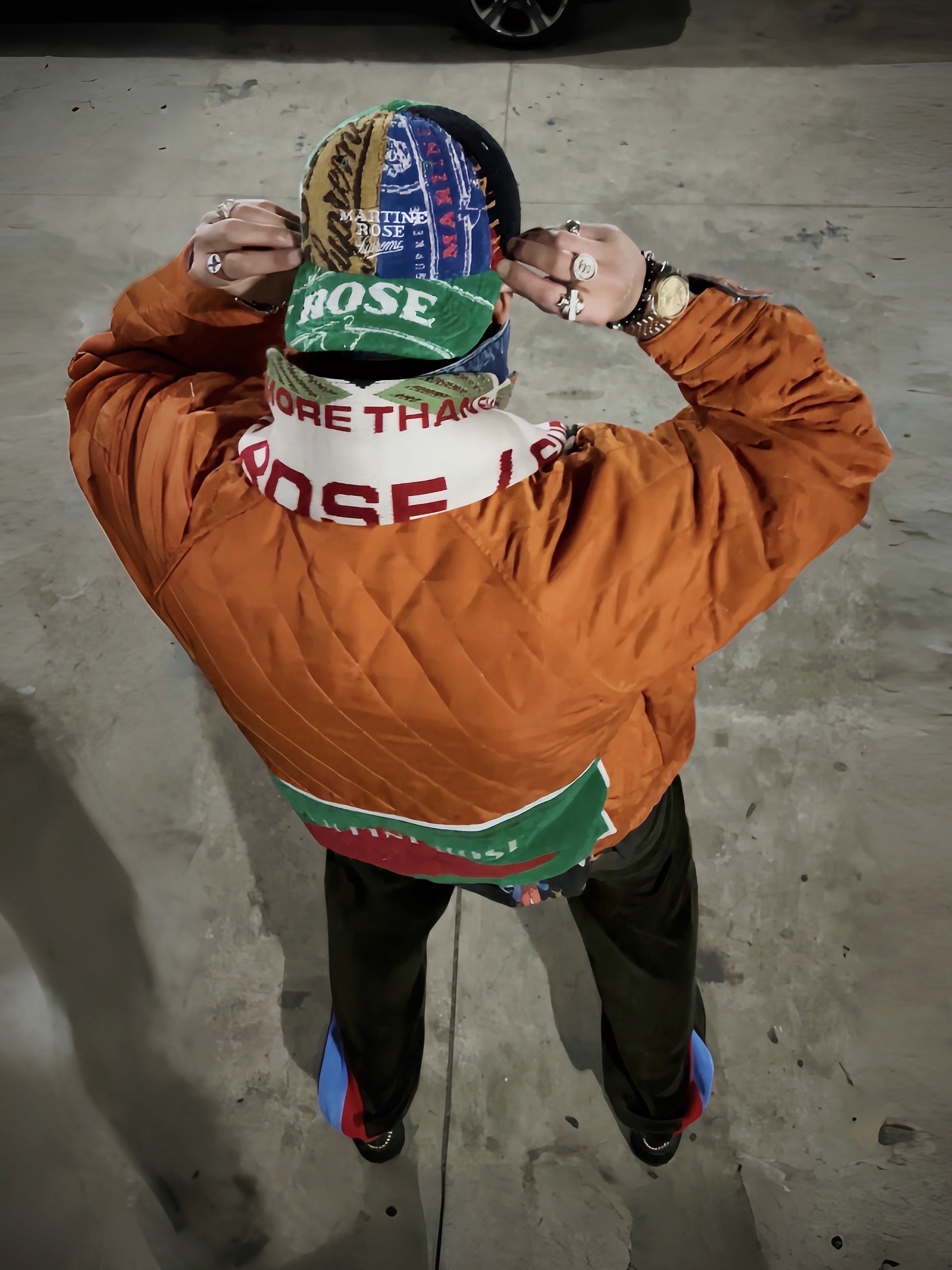 슈프림 x 마틴 로즈 스카프 스톤 - 24FW, 슈프림 x 마틴 로즈 스웨터 스톤 - 24FW 착용 스타일 - 2