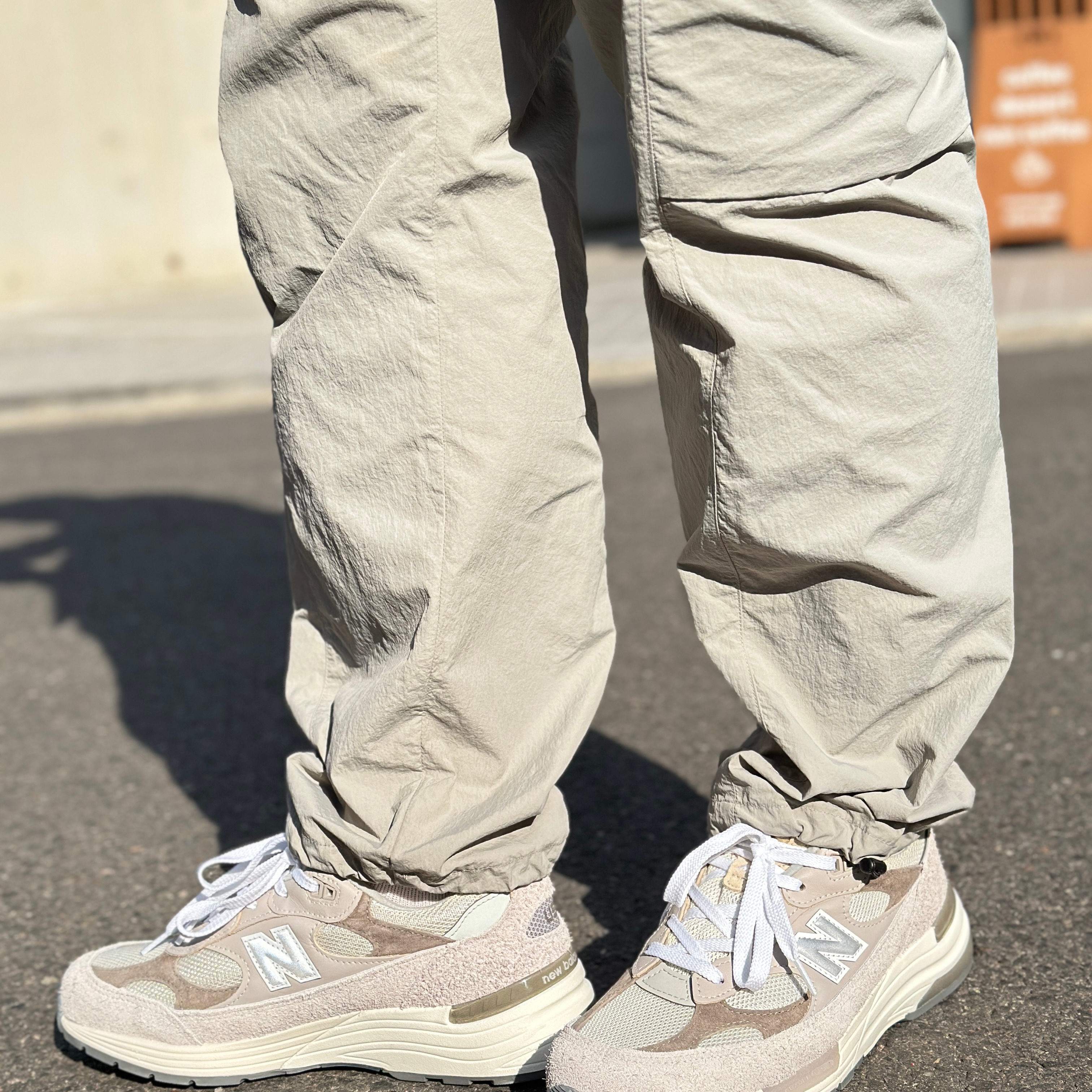 New Balance 992 Made in USA Moonrock Mushroom 착용 스타일 - 1