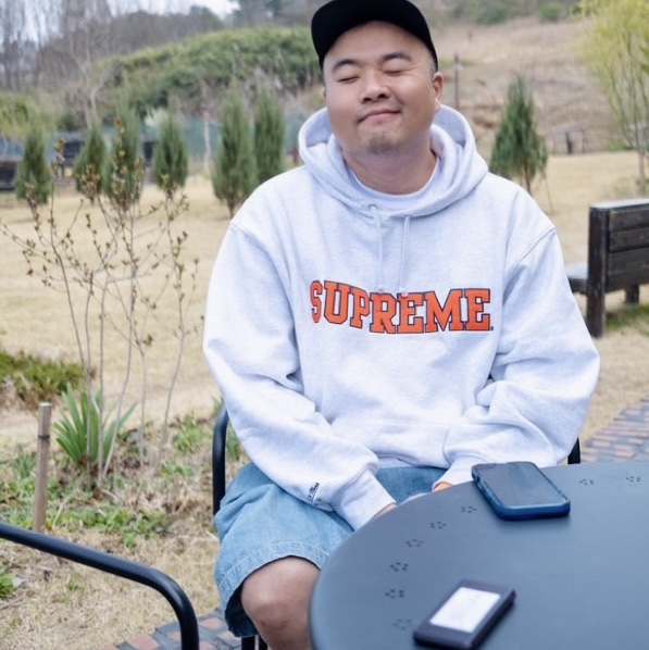 Supreme Mitchell & Ness NCAA Hooded Sweatshirt Ash Grey - 24FW, Supreme CDW Delta Carabiner Silver - 24SS 착용 스타일 - 2