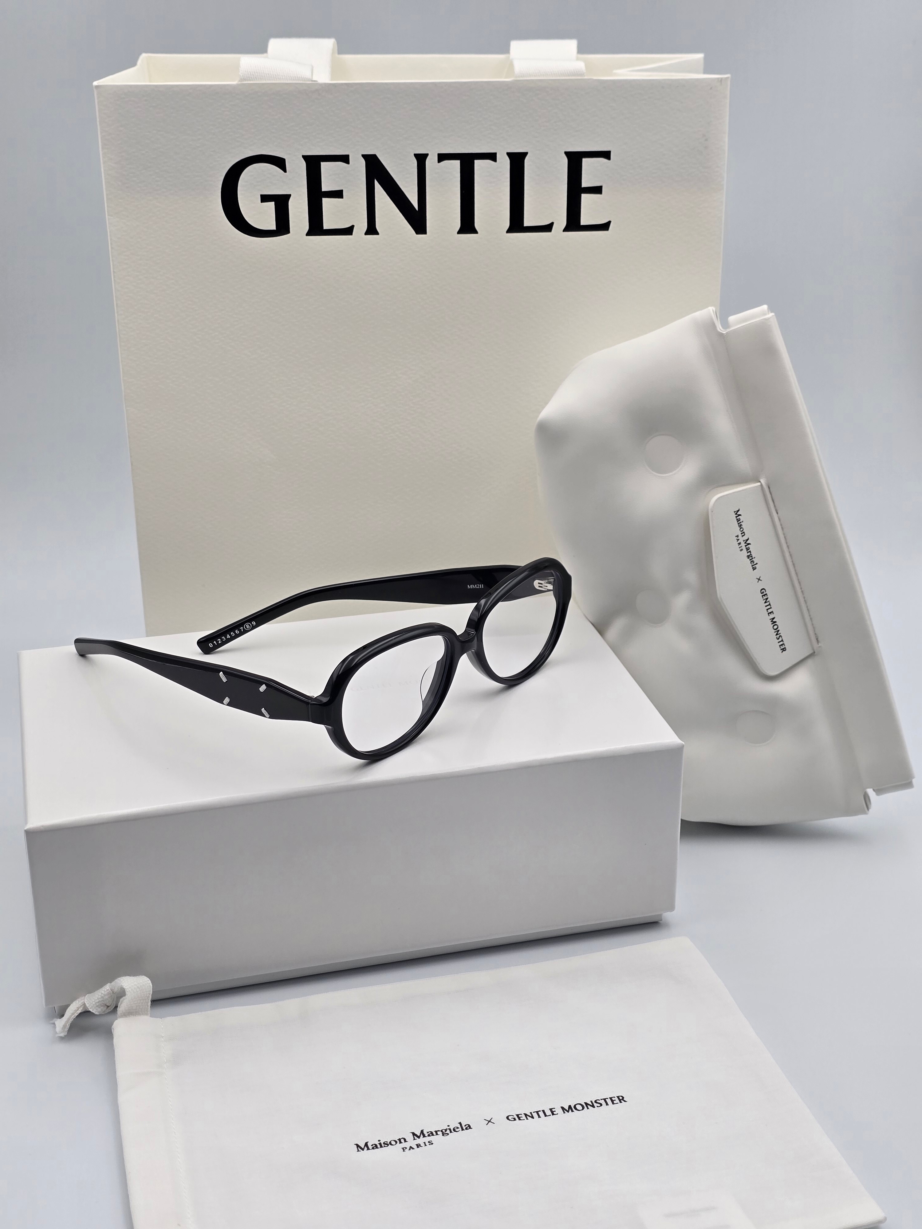 Gentle Monster x Maison Margiela MM211 Black Clear 착용 스타일 - 1