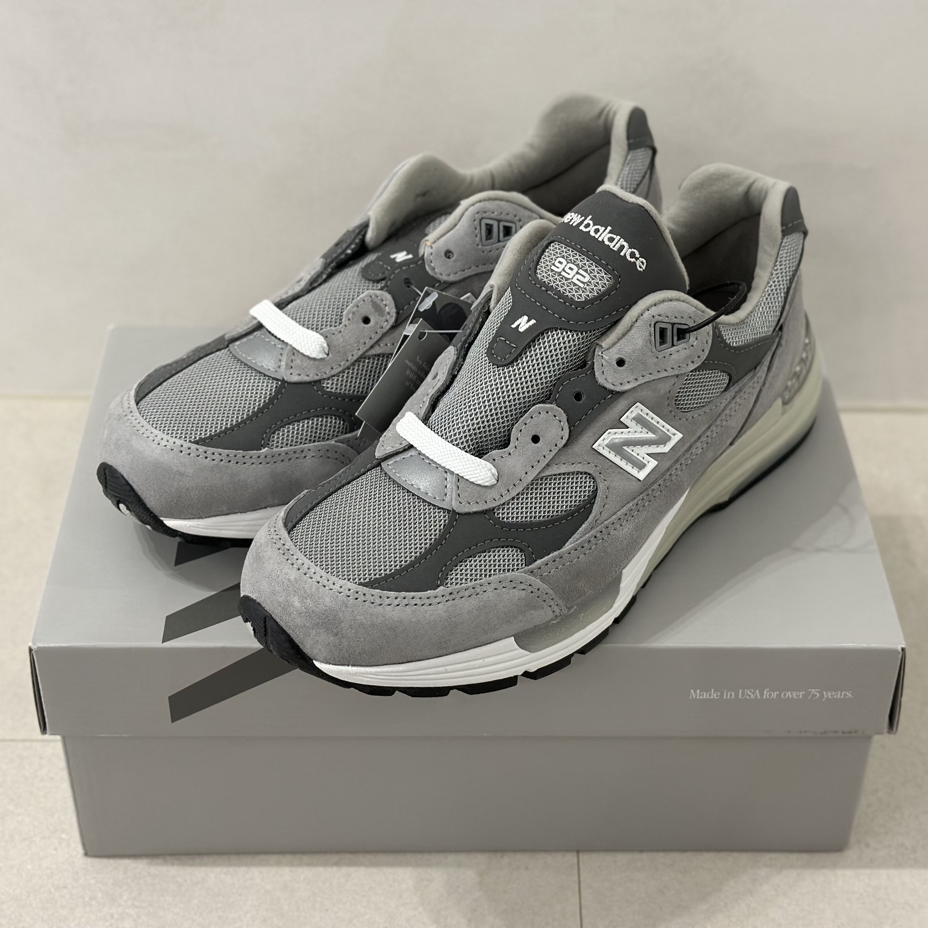 New Balance 992 Made in USA Core Grey Silver Metallic 착용 스타일 - 1