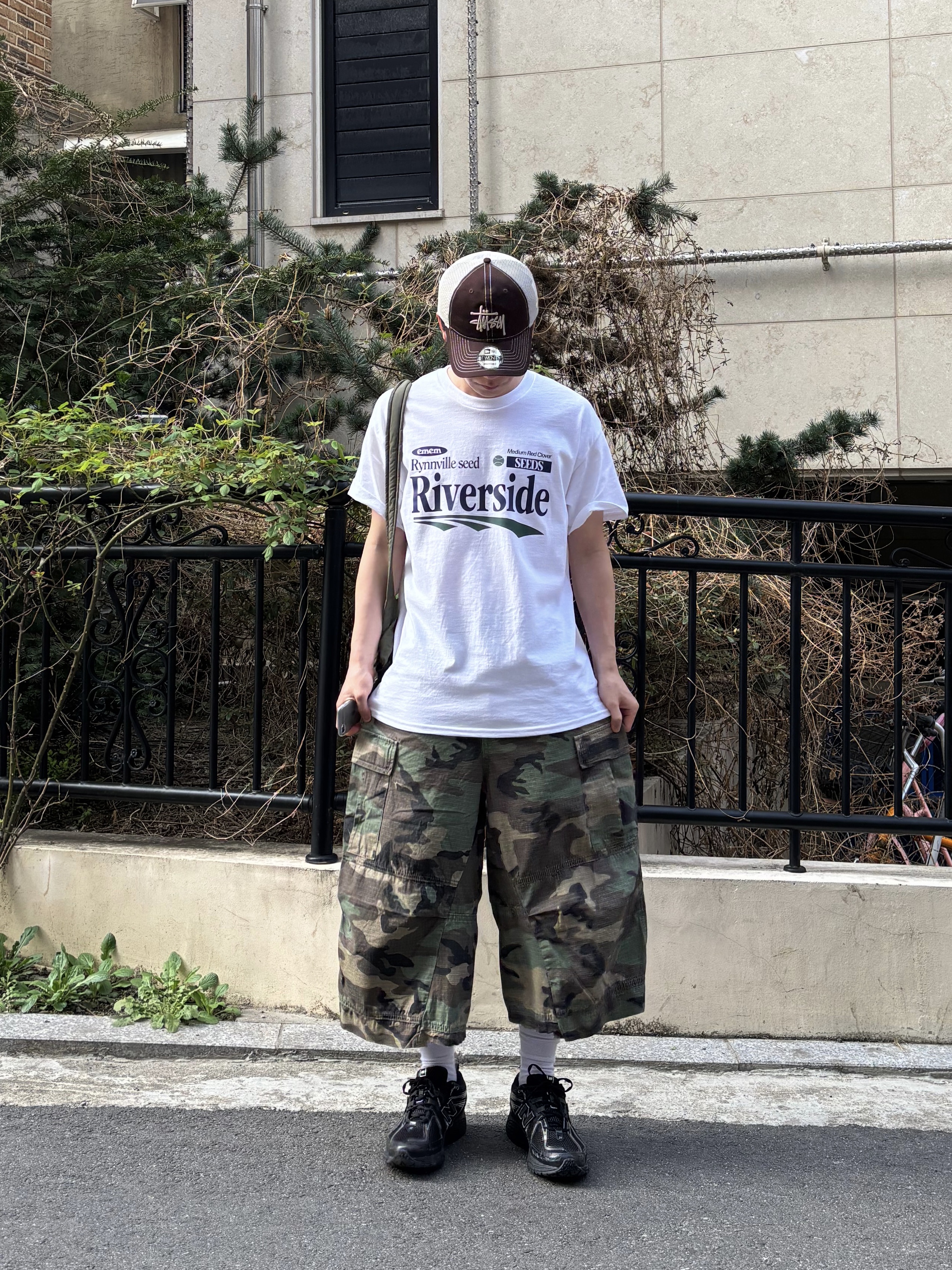 Gildan X EMEM Riverside T-Shirt White, New Balance 1906R Black Silver Metallic 착용 스타일 - 5