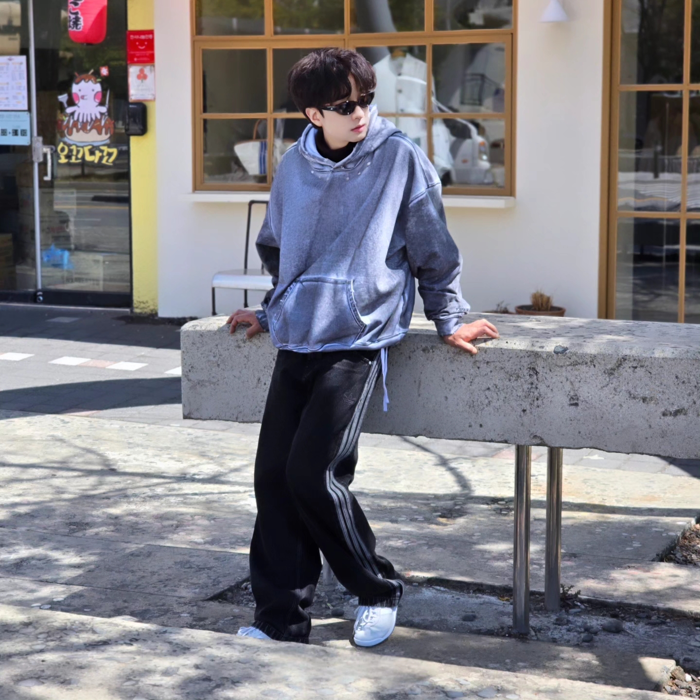 Flavorism Oversized Rivet Hoodie Dirty White, Adidas Adicolor Denim Firebird Pants True Black Denim - KR Sizing 착용 스타일 - 1