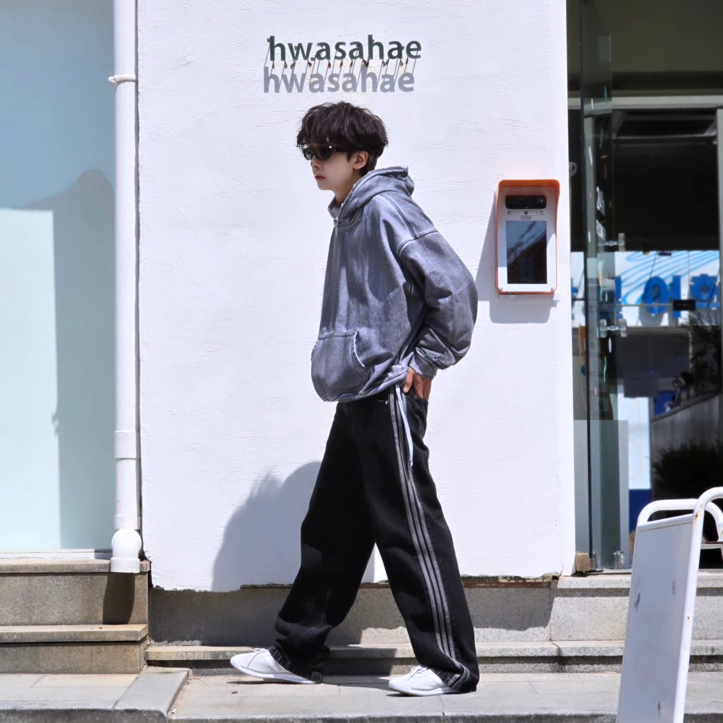 Flavorism Oversized Rivet Hoodie Dirty White, Adidas Adicolor Denim Firebird Pants True Black Denim - KR Sizing 착용 스타일 - 5