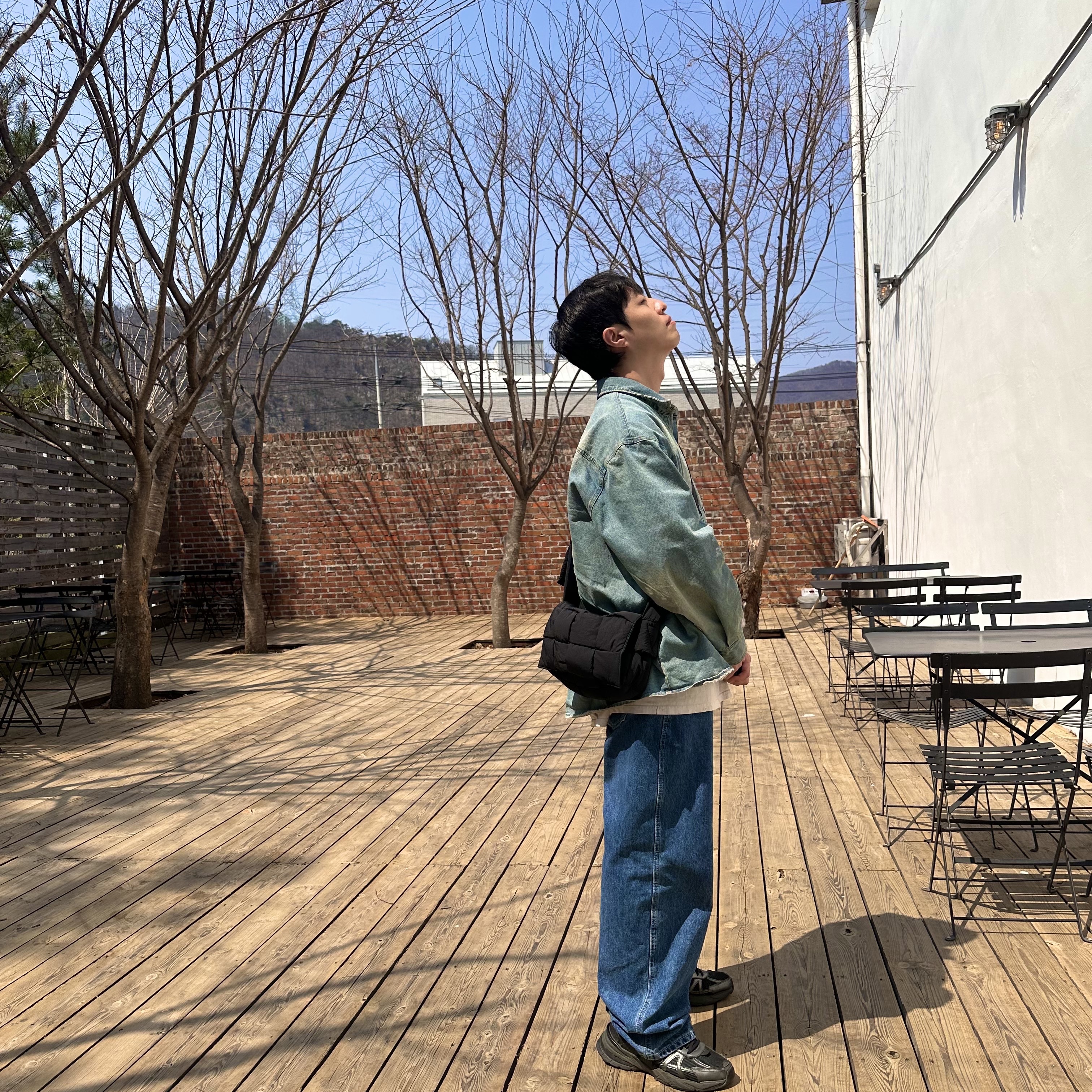SLOW RECORD HOUSE Vintage Red Label Denim Shirts Light Blue, Suade Baggy Denim Blue 착용 스타일 - 1