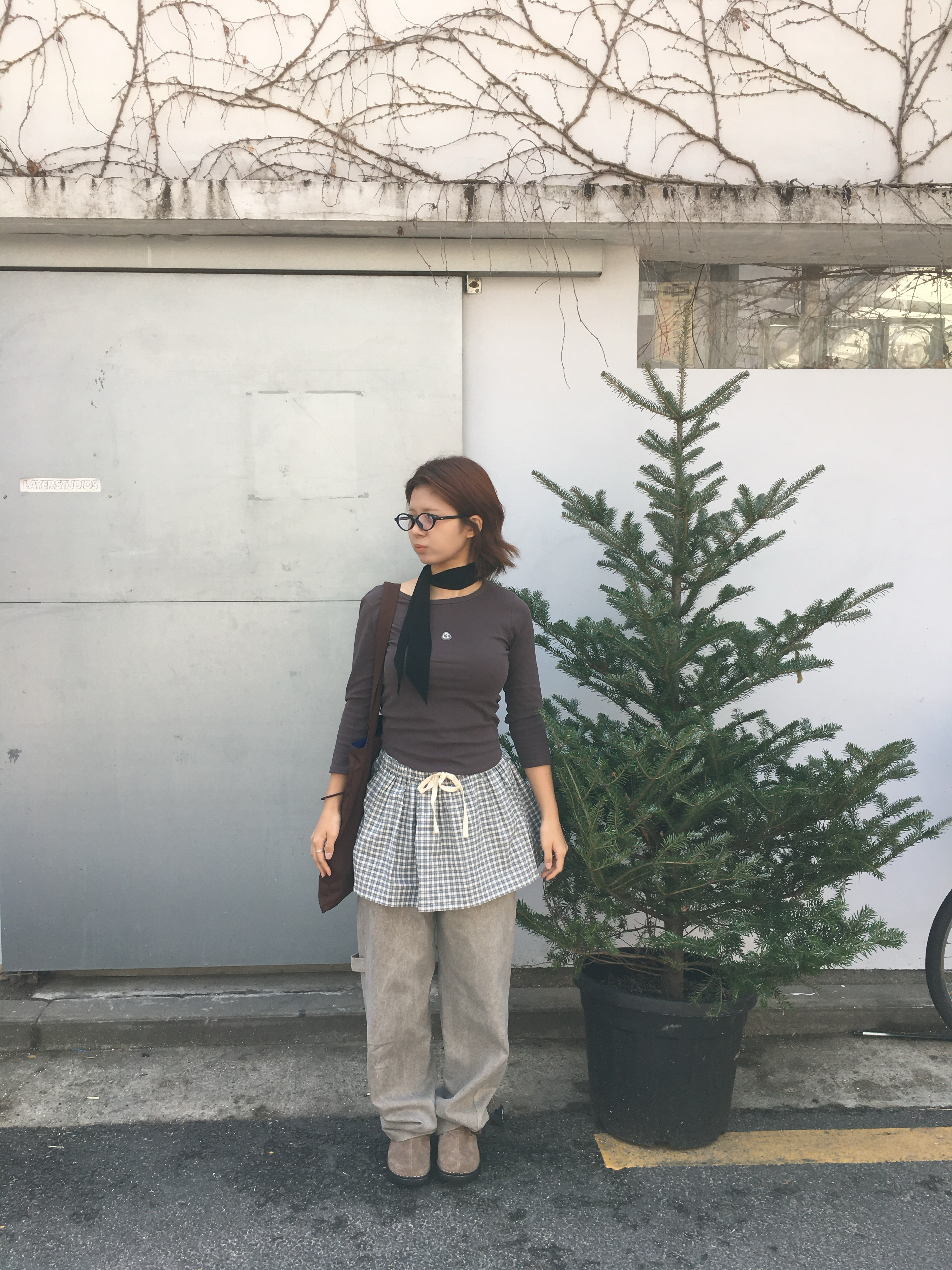 Coyseio Symbol Logo Capri Sleeves Dark Brown 착용 스타일