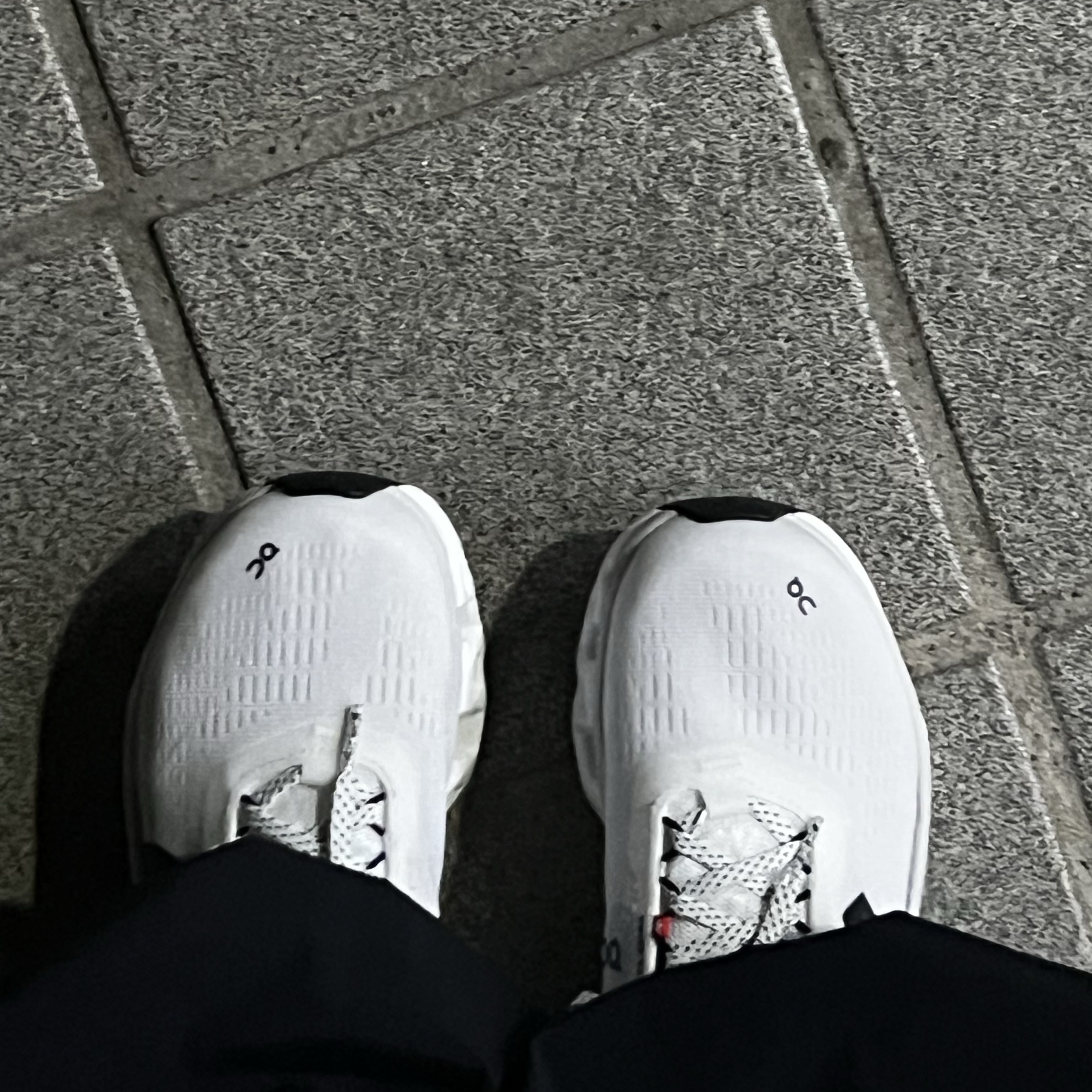 (W) On Running Cloudmonster 2 White Frost 착용 스타일 - 3