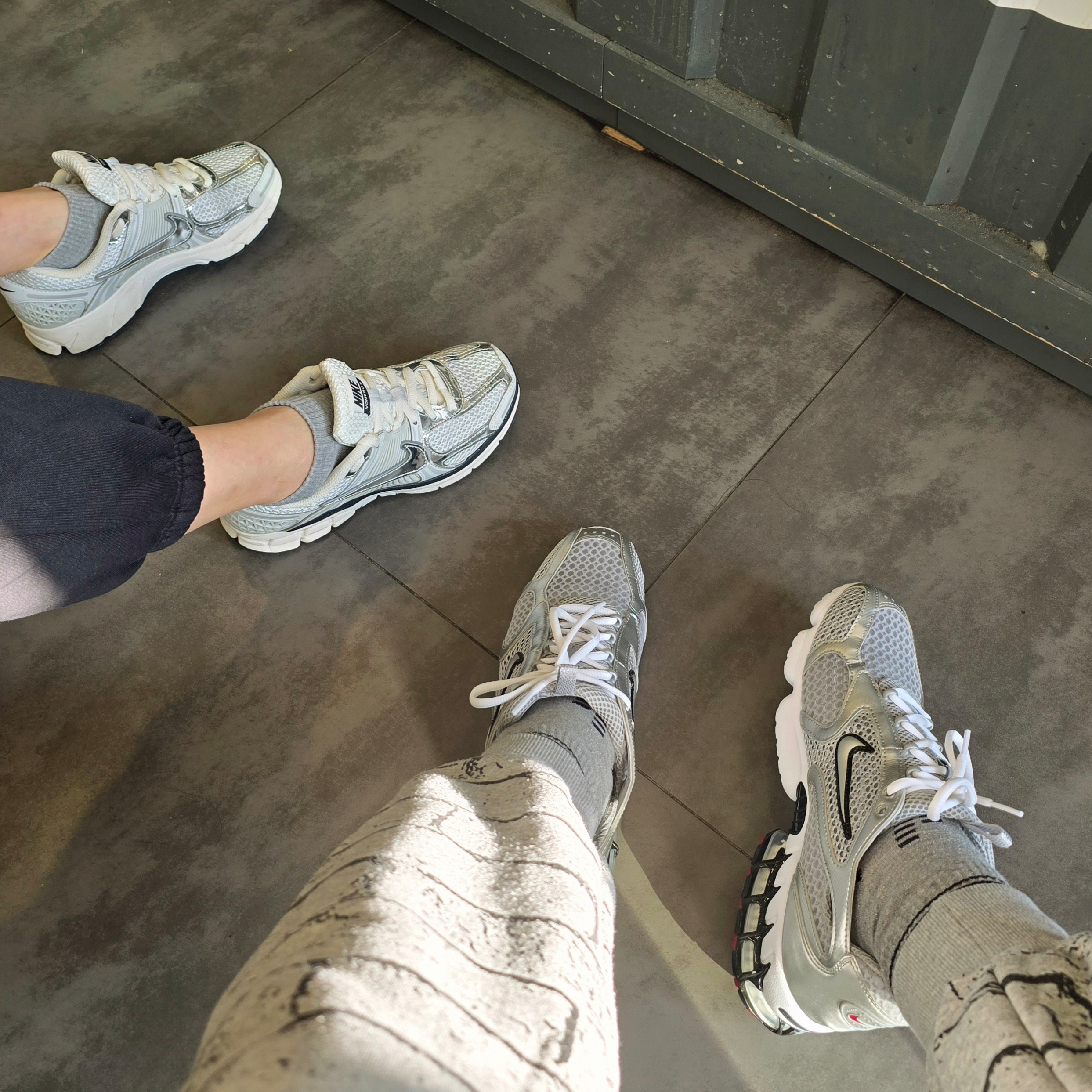 Nike Air Zoom Spiridon Cage 2 Metallic Silver, (W) Nike Zoom Vomero 5 Photon Dust and Metallic Silver 착용 스타일