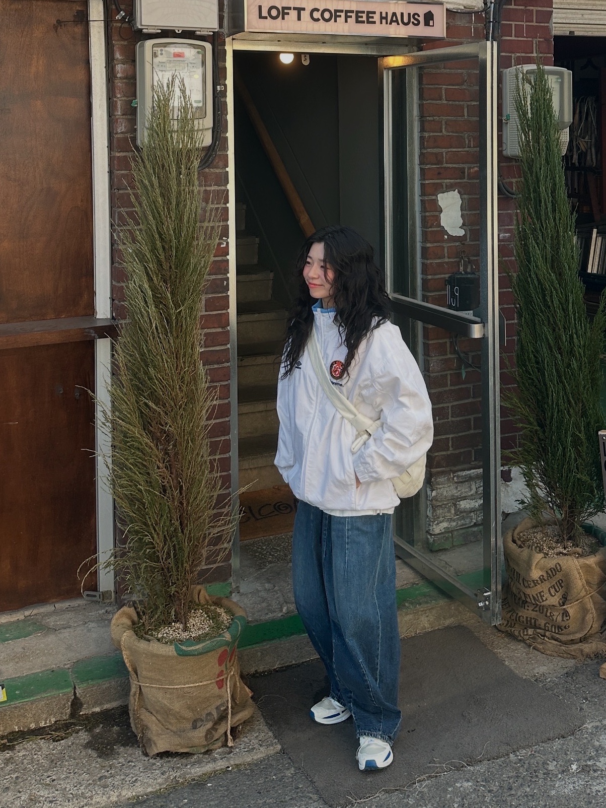 Needles H.D. Pants 12 Oz Denim Indigo, Salomon x JJJJound XT-Wings 2 White Lapis Blue 착용 스타일 - 1