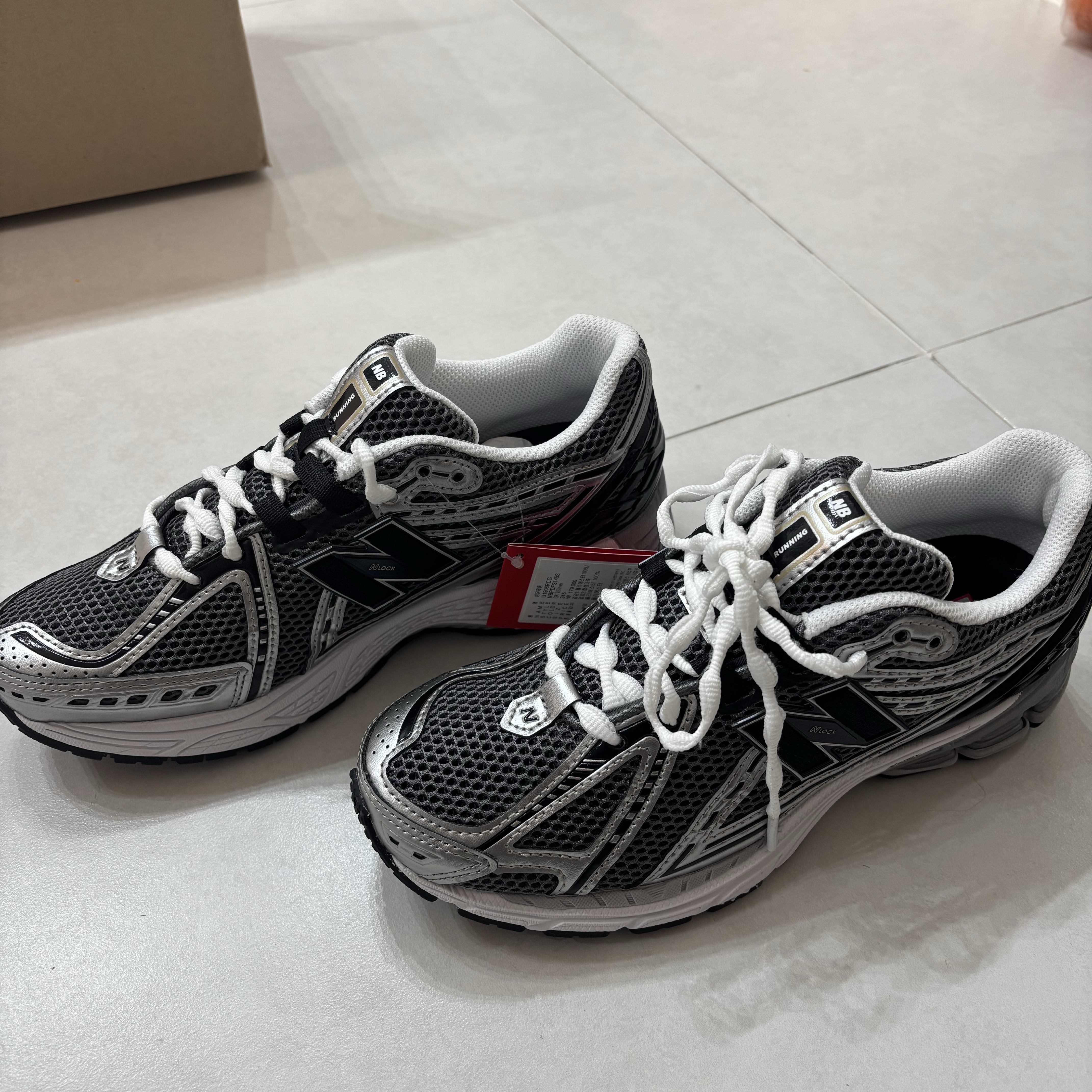 New Balance 1906 Silver Metallic 착용 스타일