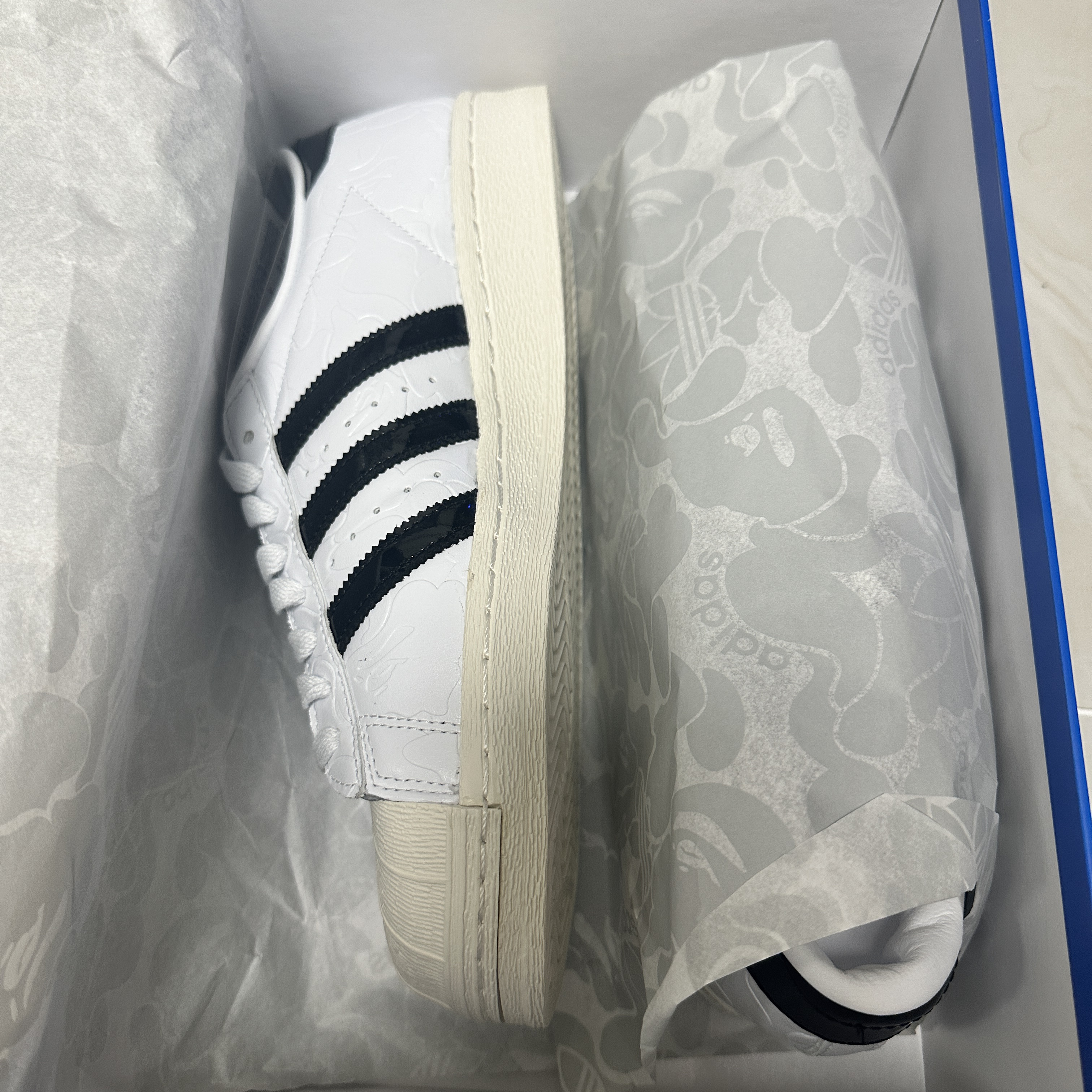 Adidas x BAPE Superstar Vintage Cloud White Core Black 착용 스타일 - 2