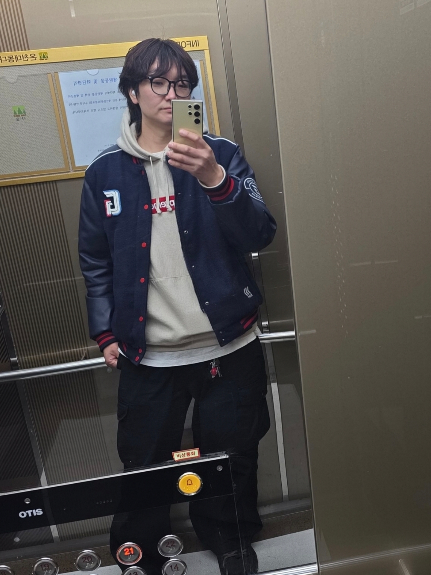 Supreme Box Logo Hooded Sweatshirt Stone - 24FW, Jordan 1 x Travis Scott Retro Low OG SP Velvet Brown and Dark Mocha 착용 스타일
