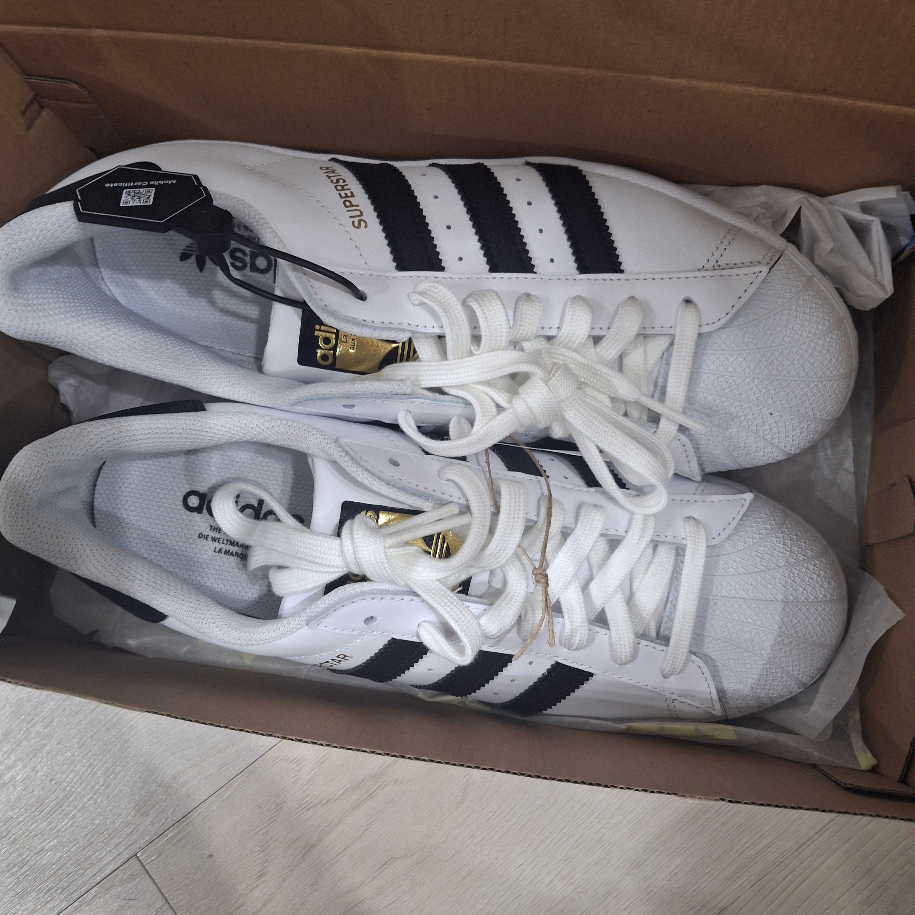 Adidas Superstar White Black 착용 스타일