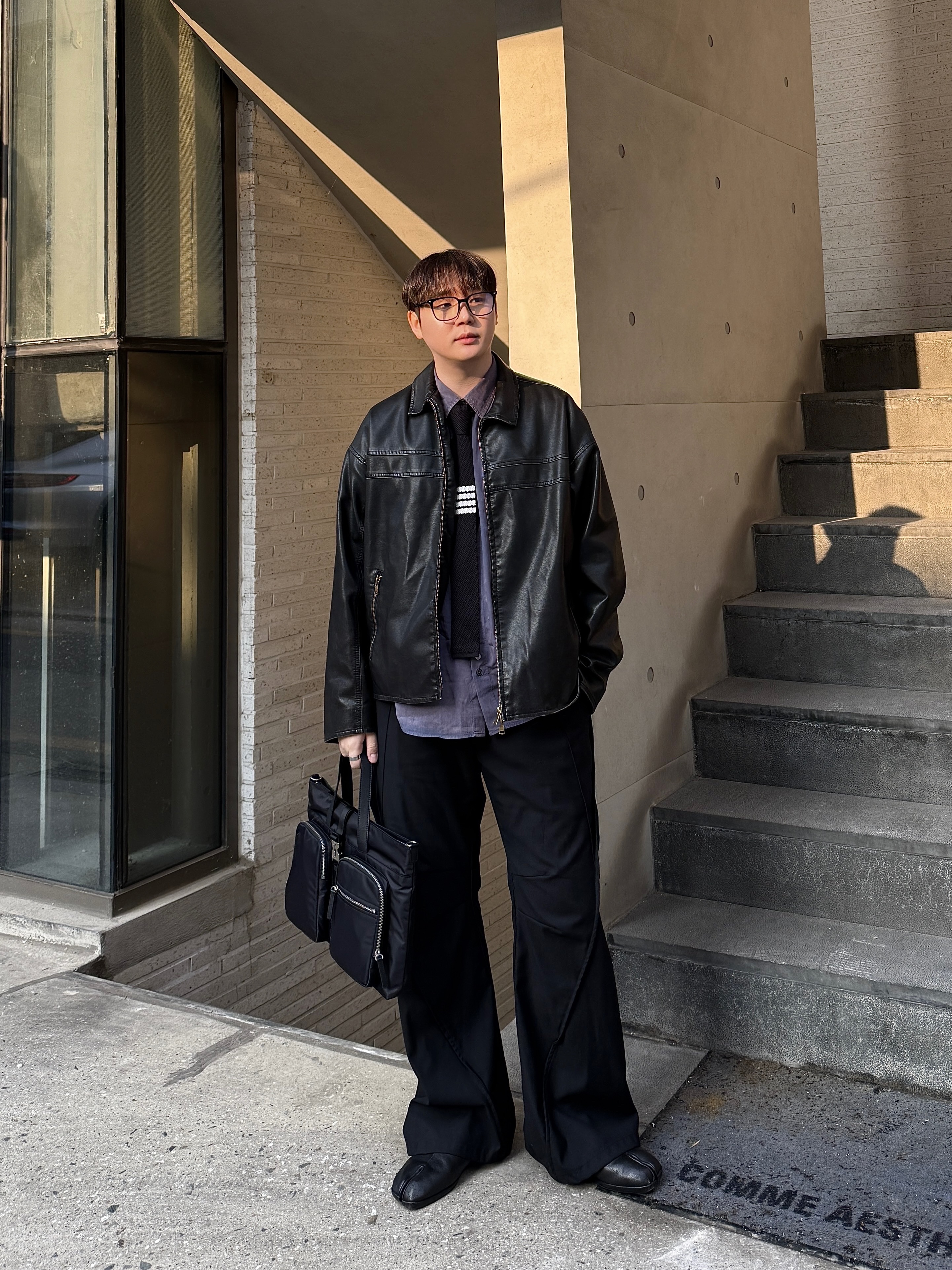 Maison Margiela Slip-On Tabi Shoes Black, Thom Browne Silk Knit 4-Bar Tie Black 착용 스타일 - 3