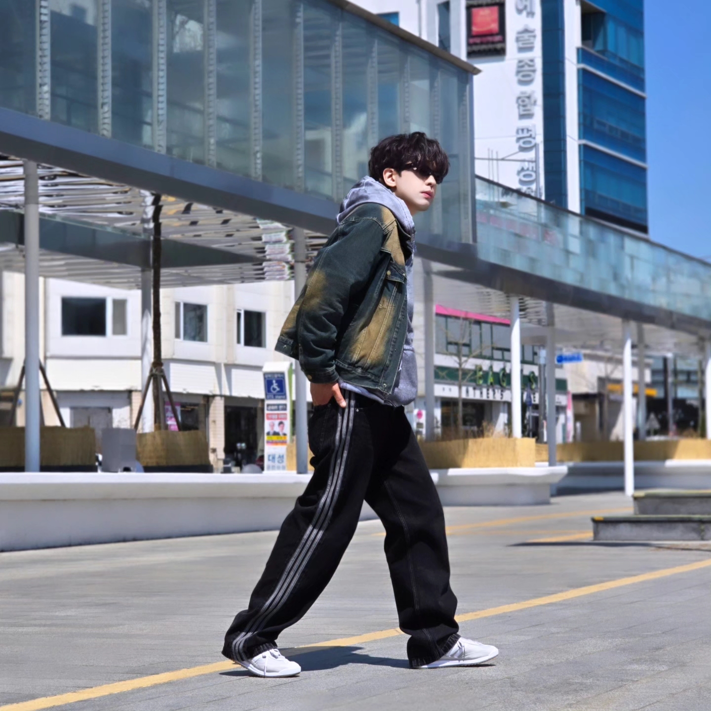 Flavorism Oversized Rivet Hoodie Dirty White, Adidas Adicolor Denim Firebird Pants True Black Denim - KR Sizing 착용 스타일 - 5