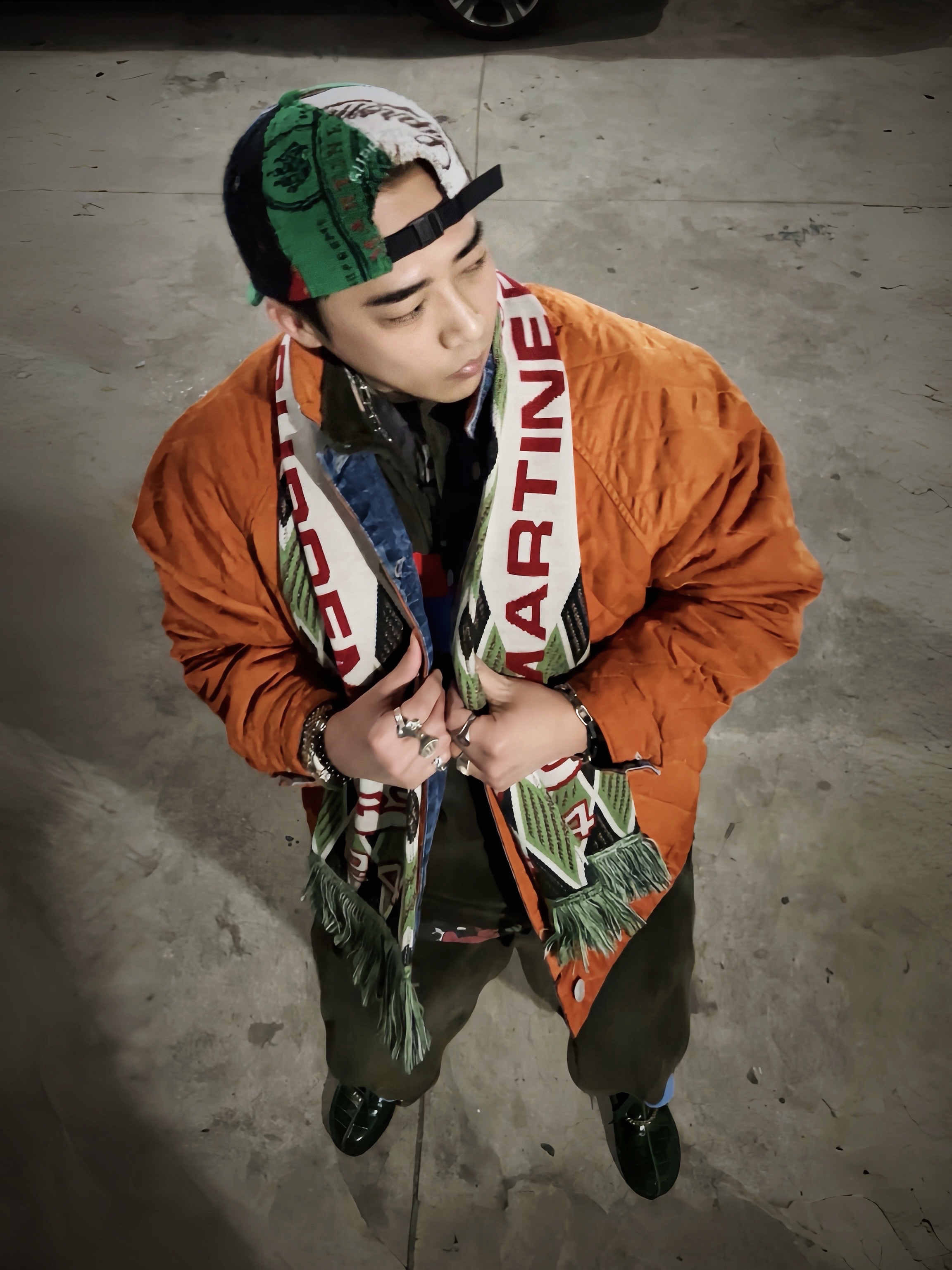 슈프림 x 마틴 로즈 스카프 스톤 - 24FW, 슈프림 x 마틴 로즈 스웨터 스톤 - 24FW 착용 스타일 - 3
