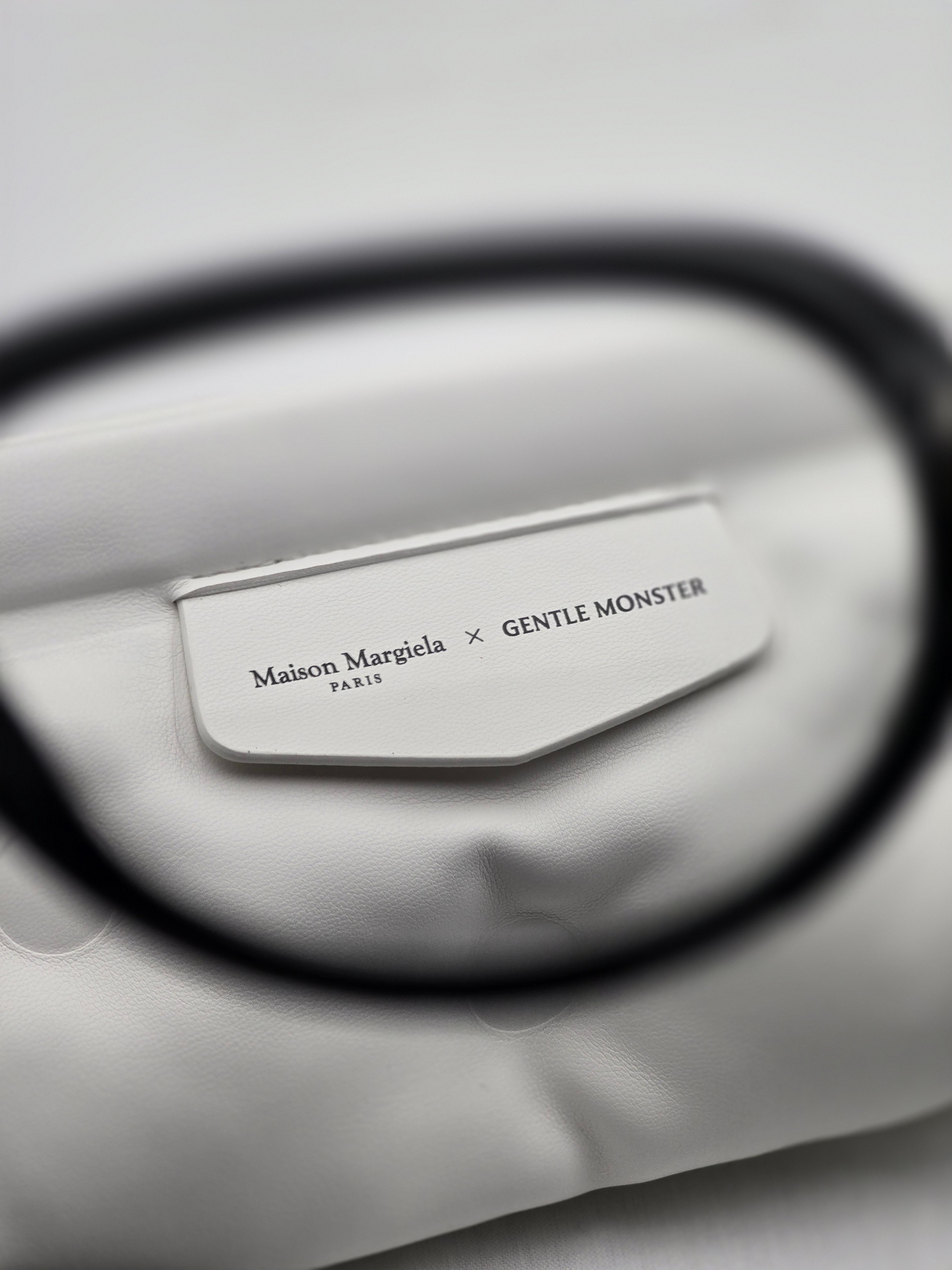Gentle Monster x Maison Margiela MM211 Black Clear 착용 스타일 - 5