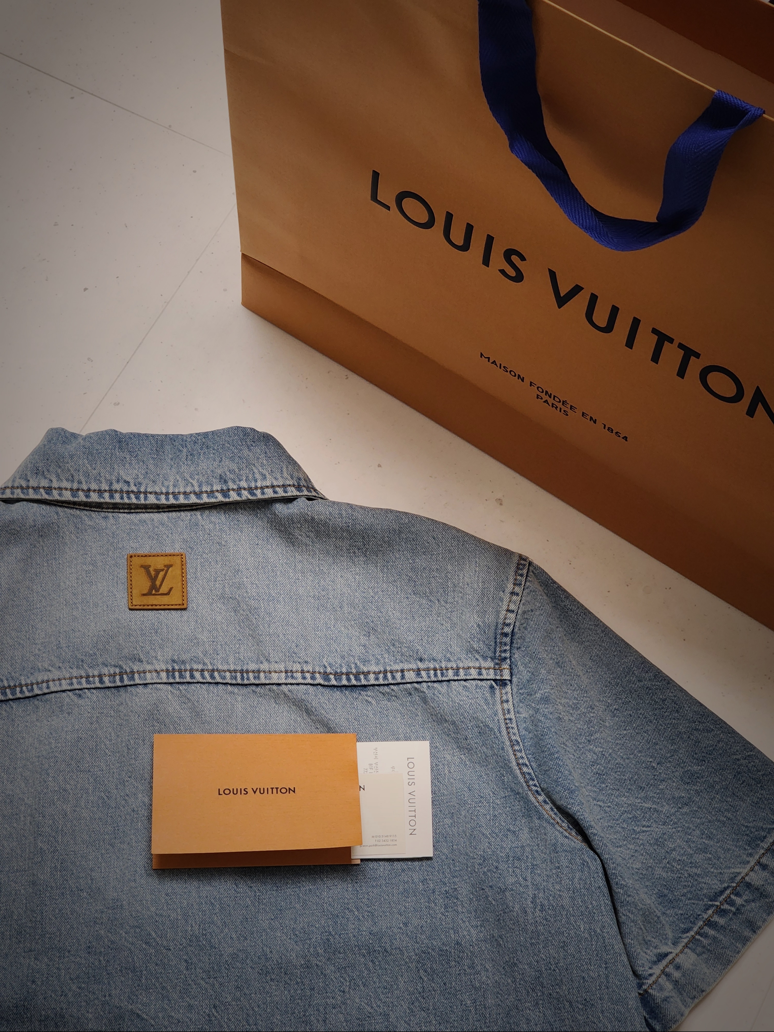 Louis Vuitton Short Sleeved Denim Shirt Indigo Tobacco 착용 스타일