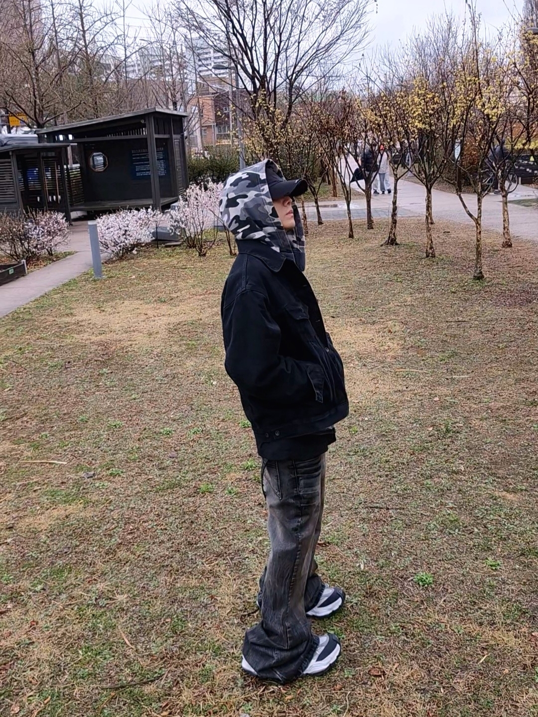 Civision by CSC Distressed Plain Cap, Balenciaga Cargo Sneakers White Grey 착용 스타일 - 1