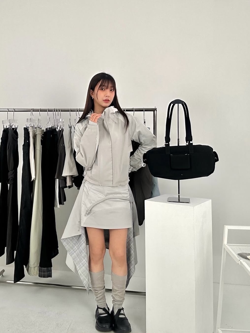 오호스 패널드 크롭 쉘 자켓 웜 그레이, 오호스 멀티패널 플리츠 스커트 웜 그레이 착용 스타일 - 1