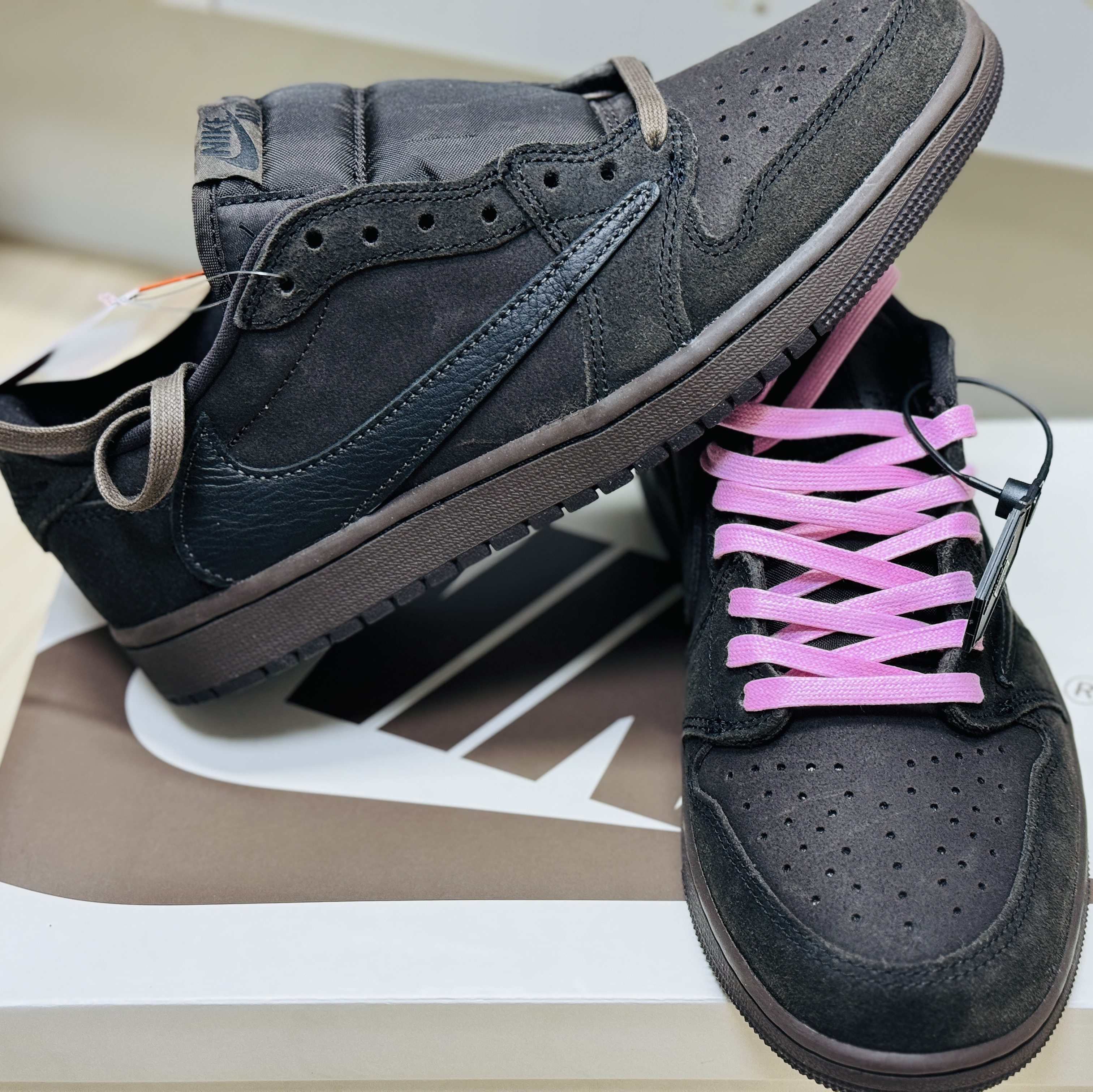 Jordan 1 x Travis Scott Retro Low OG SP Velvet Brown and Dark Mocha 착용 스타일 - 2