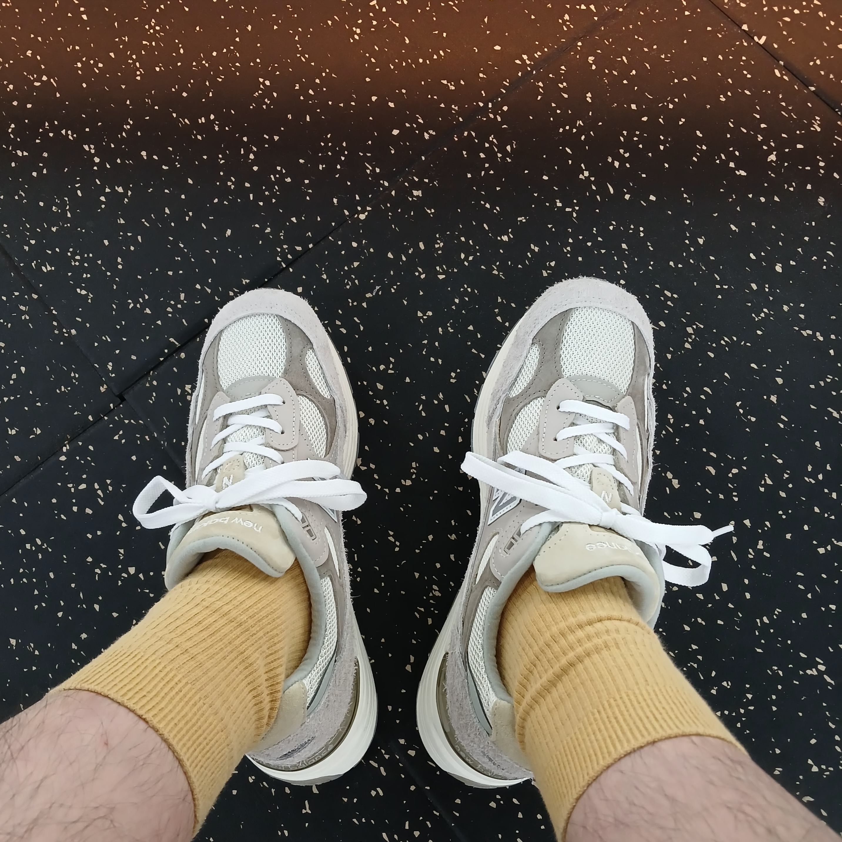 New Balance 992 Made in USA Moonrock Mushroom 착용 스타일