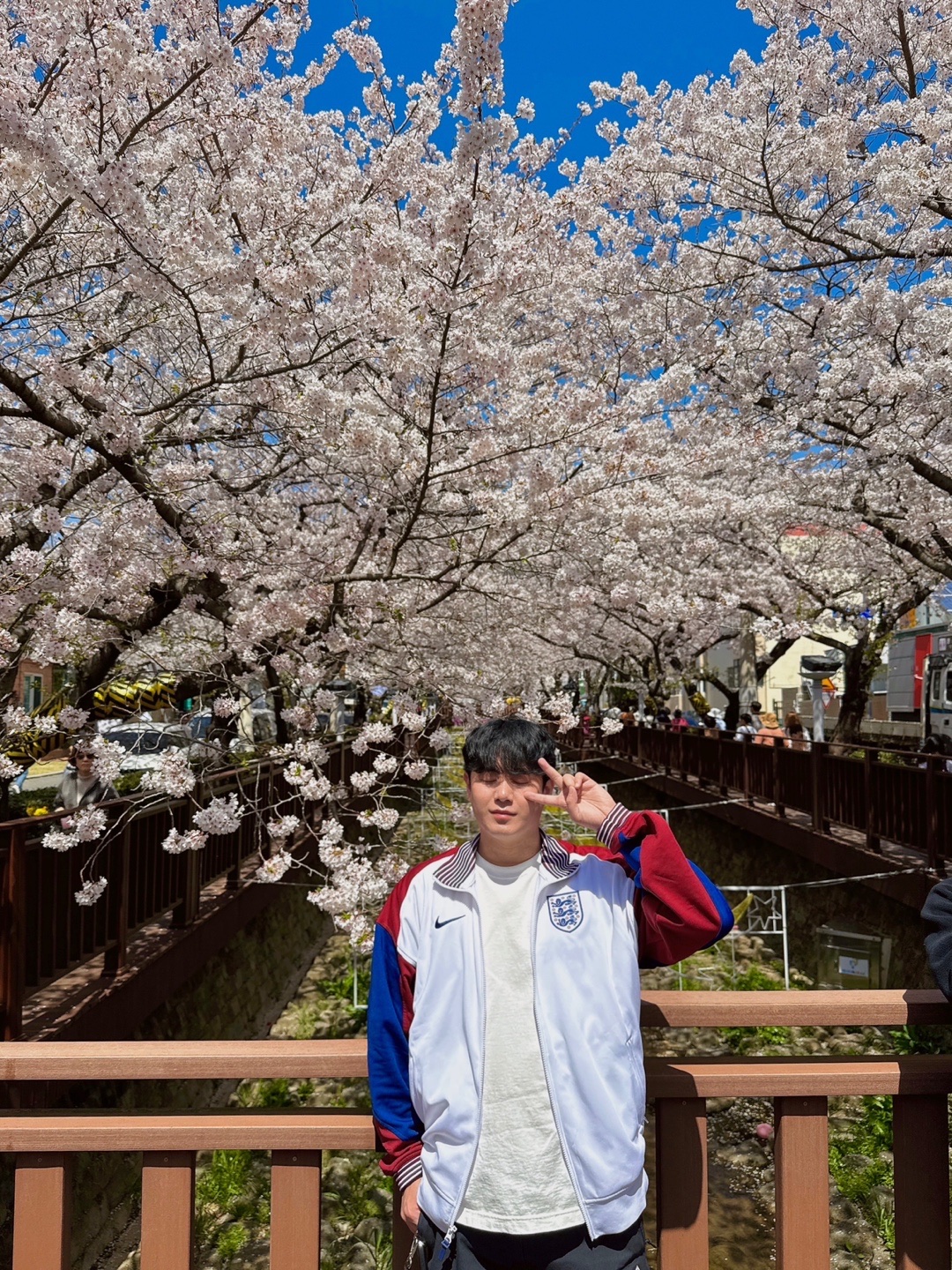 (W) Jordan 1 x Travis Scott Retro Low OG SP Canary, Nike England Dri-Fit Academy Pro Home Soccer Jacket White 착용 스타일 - 5