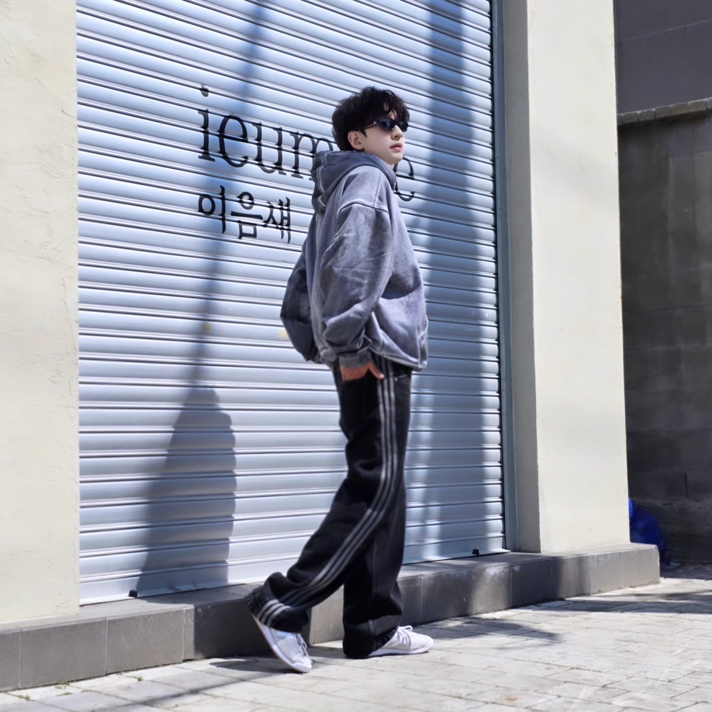 Flavorism Oversized Rivet Hoodie Dirty White, Adidas Adicolor Denim Firebird Pants True Black Denim - KR Sizing 착용 스타일 - 3