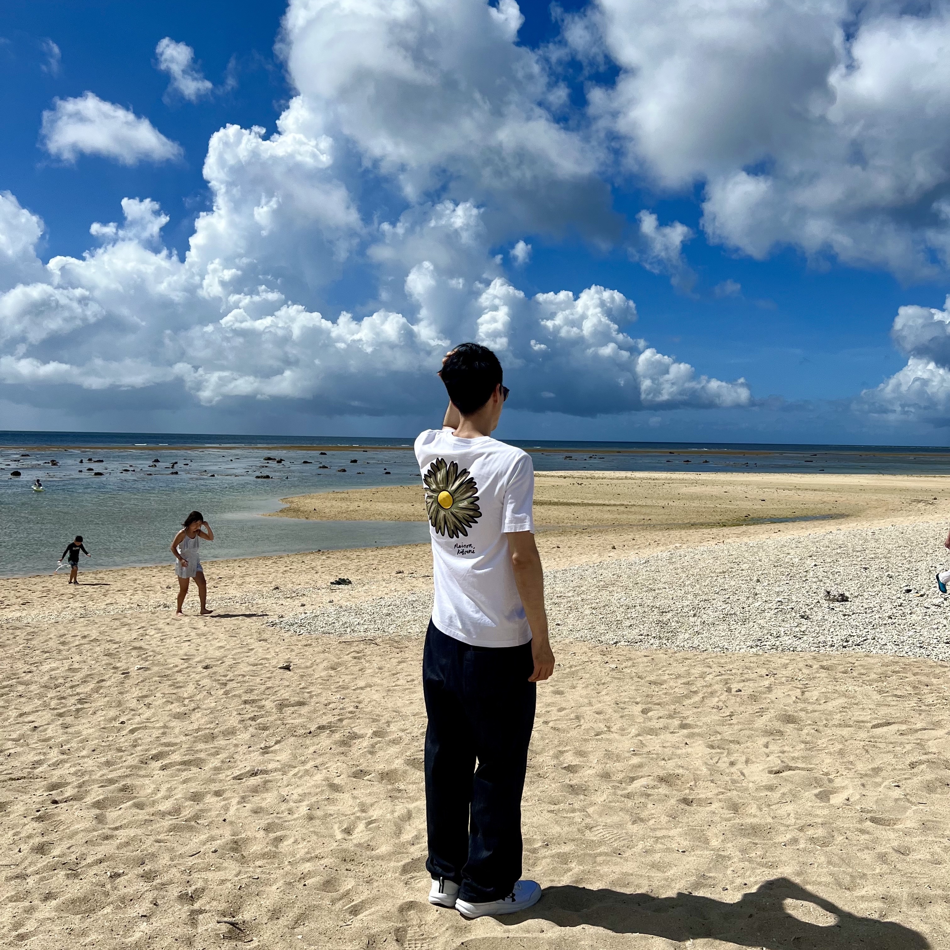 Maison Kitsune Floating Flower Comfort T-Shirt White 착용 스타일