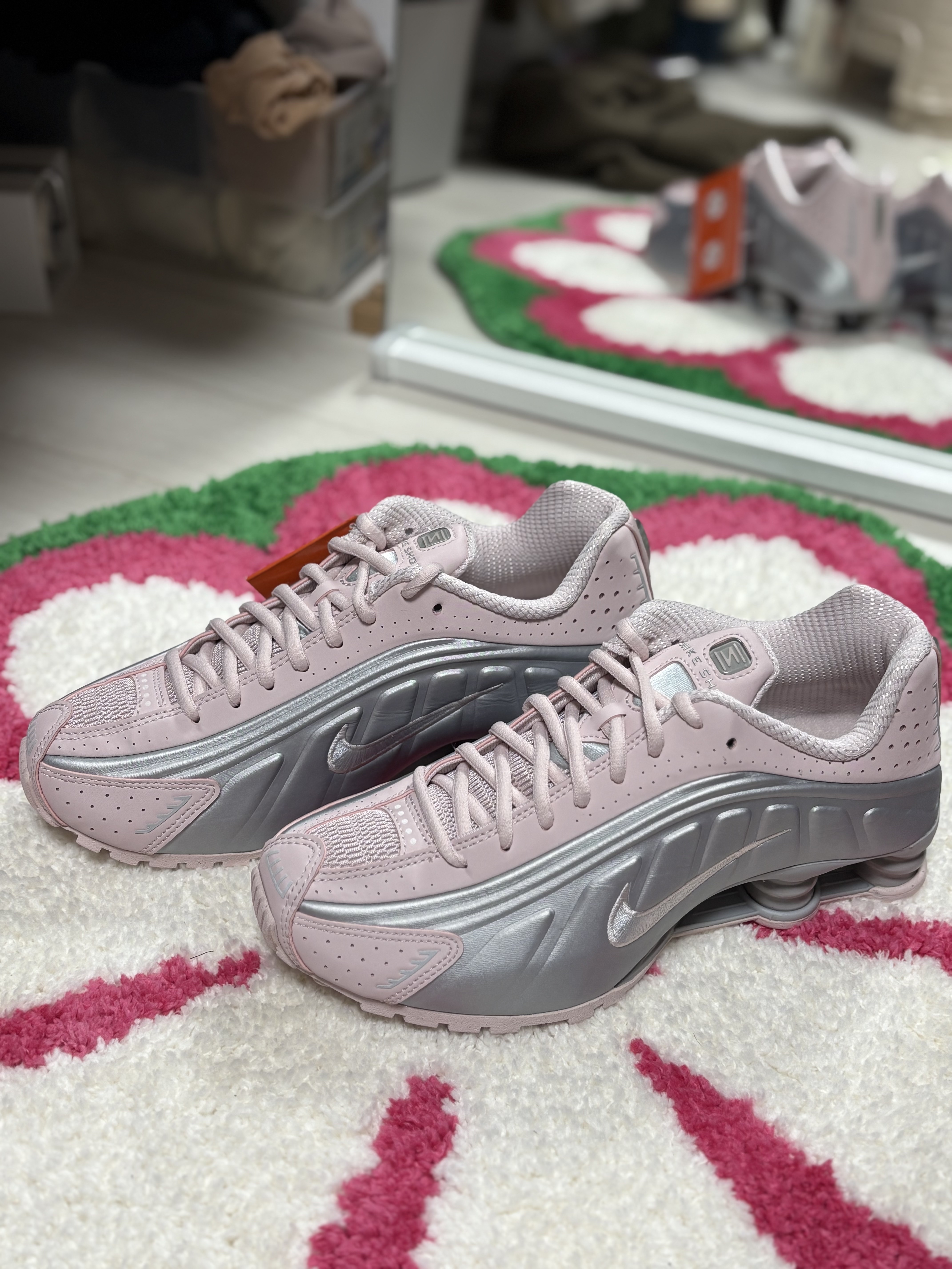 (W) Nike Shox R4 Barely Rose Metallic Platinum 착용 스타일