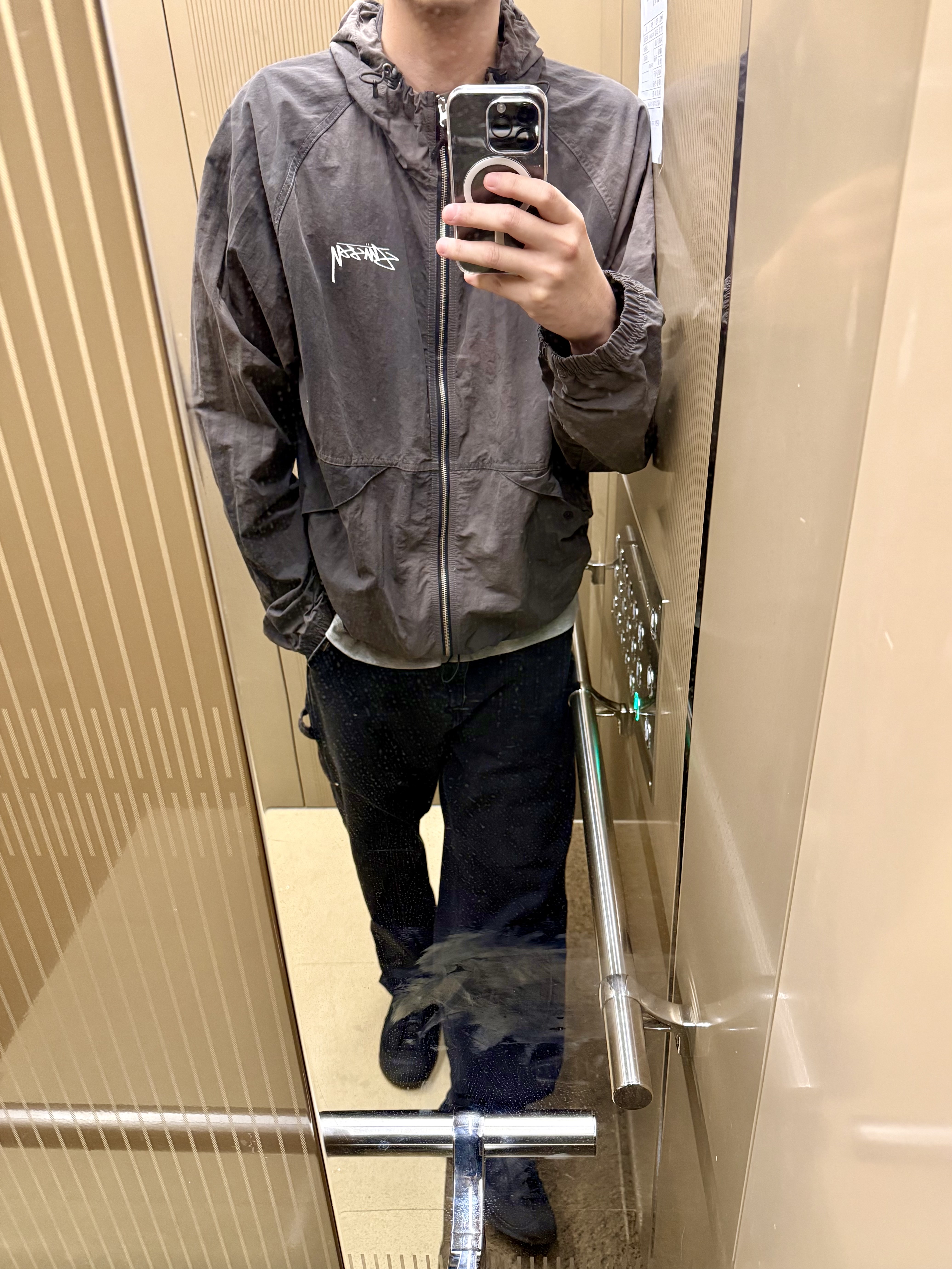 Carhartt WIP Smith Denim Single Knee Pants Black Stone Washed, Stussy Wave Dye Beach Shell Jacket Black 착용 스타일