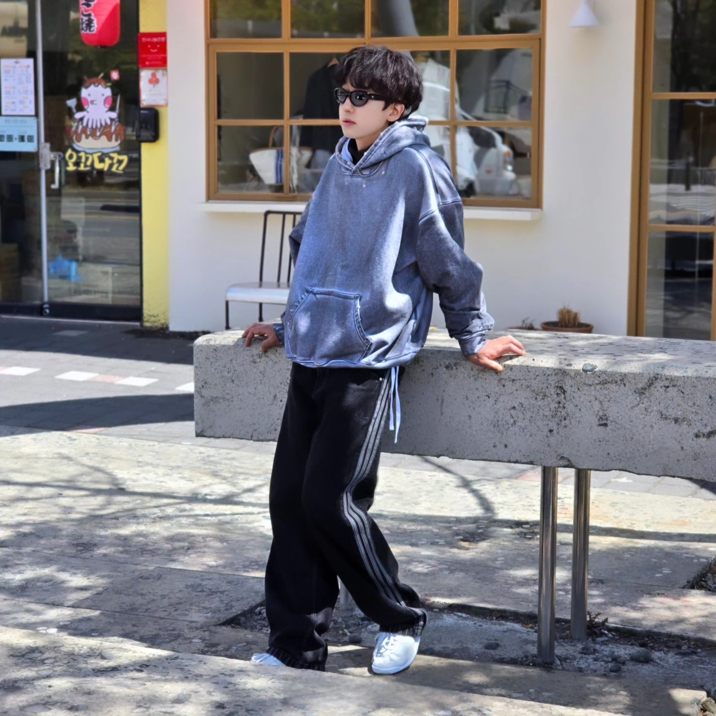 Flavorism Oversized Rivet Hoodie Dirty White, Adidas Adicolor Denim Firebird Pants True Black Denim - KR Sizing 착용 스타일 - 2