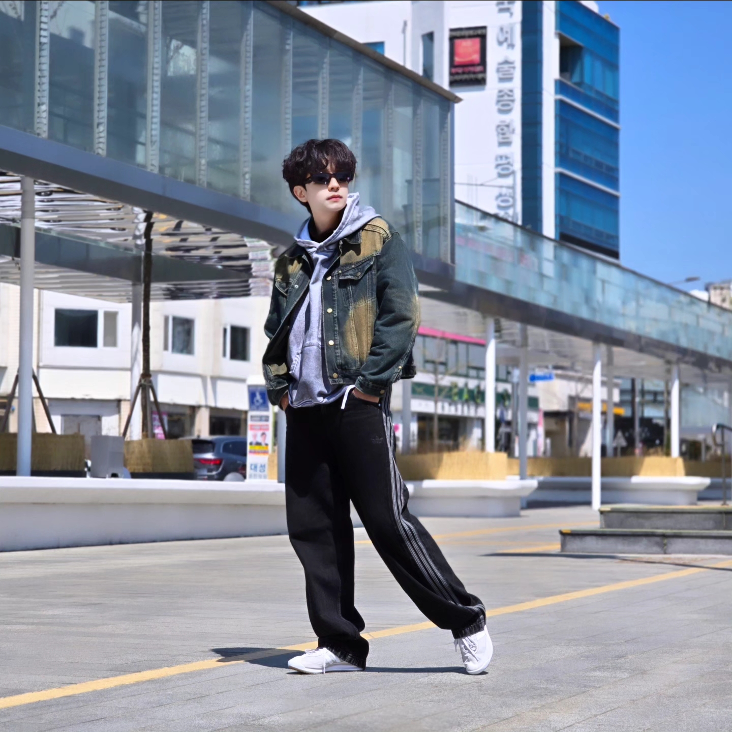 Flavorism Oversized Rivet Hoodie Dirty White, Adidas Adicolor Denim Firebird Pants True Black Denim - KR Sizing 착용 스타일 - 6