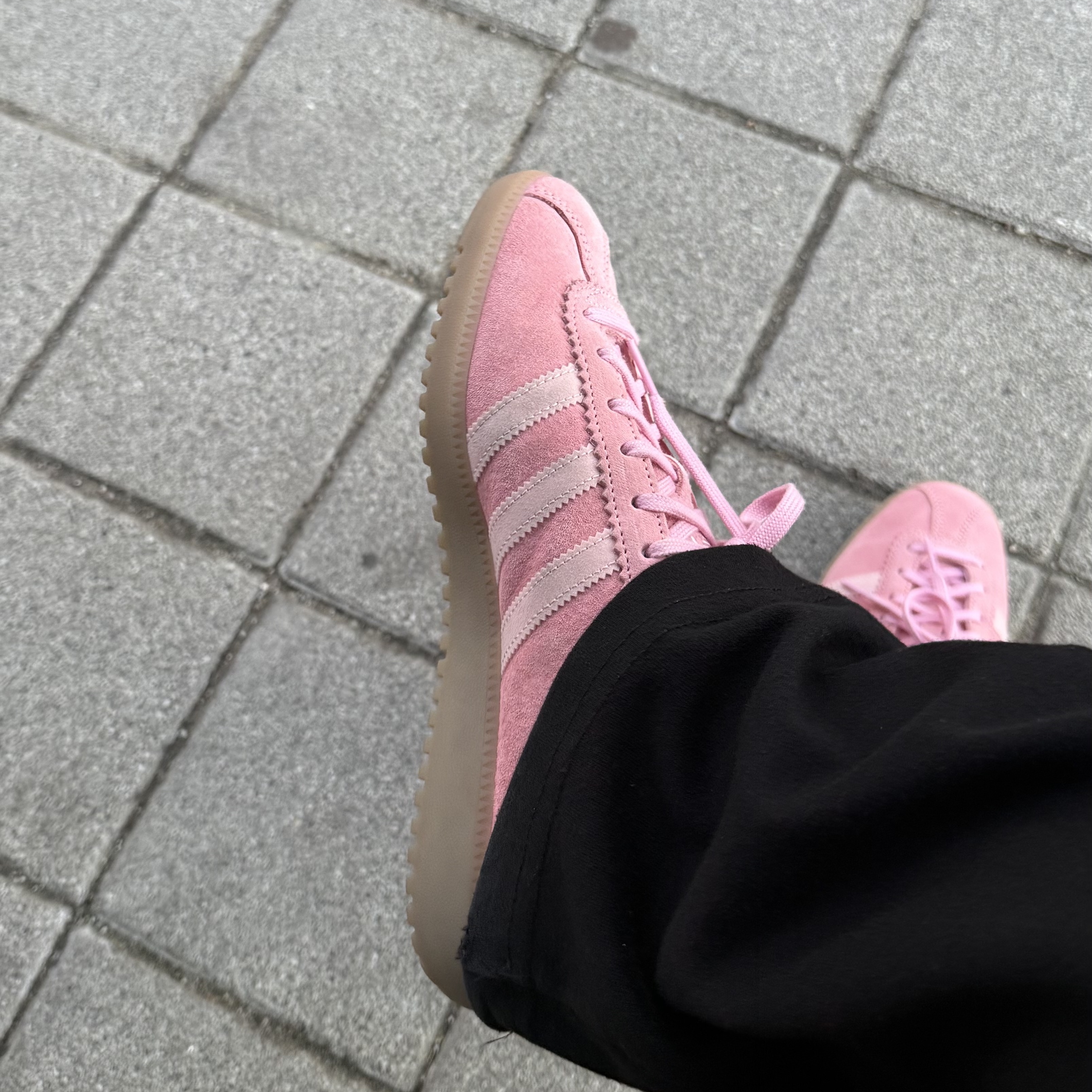 Adidas Bermuda Glow Pink 착용 스타일