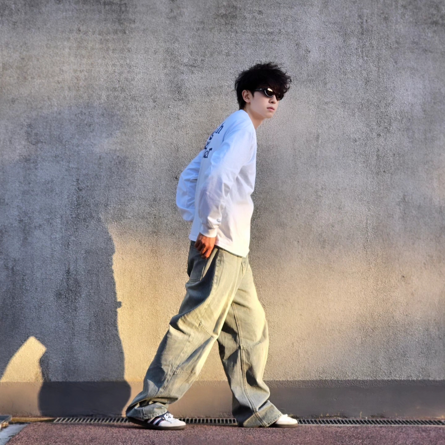 CAVISH Seller Logo Ls Tee White, Adidas Samba LT Crystal White Dark Blue Gum 착용 스타일 - 7