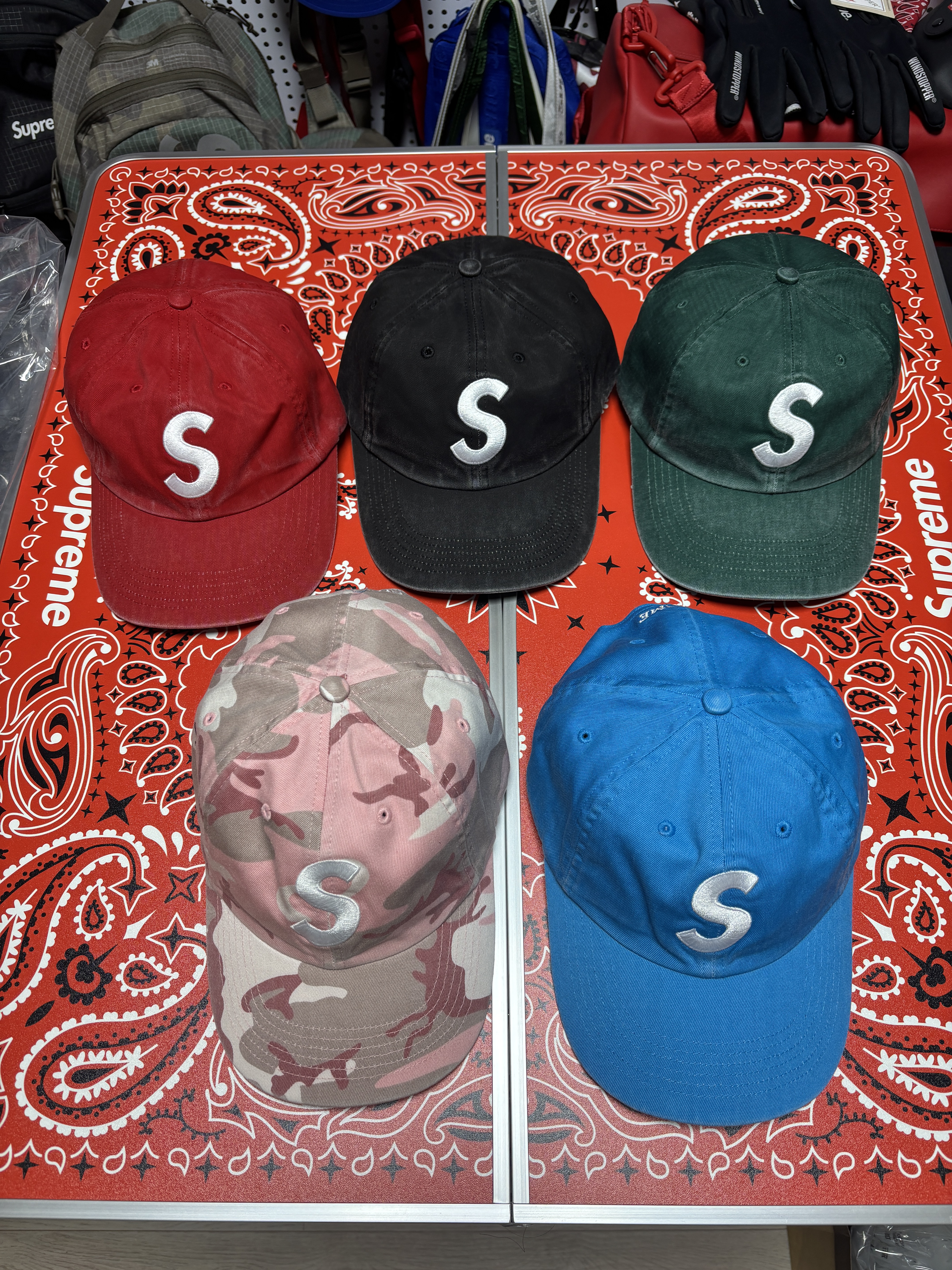 슈프림 코듀로이 S 로고 6-패널 캡 로얄 - 23FW, 슈프림 투톤 S 로고 6-패널 스톤 - 24SS 착용 스타일 - 2