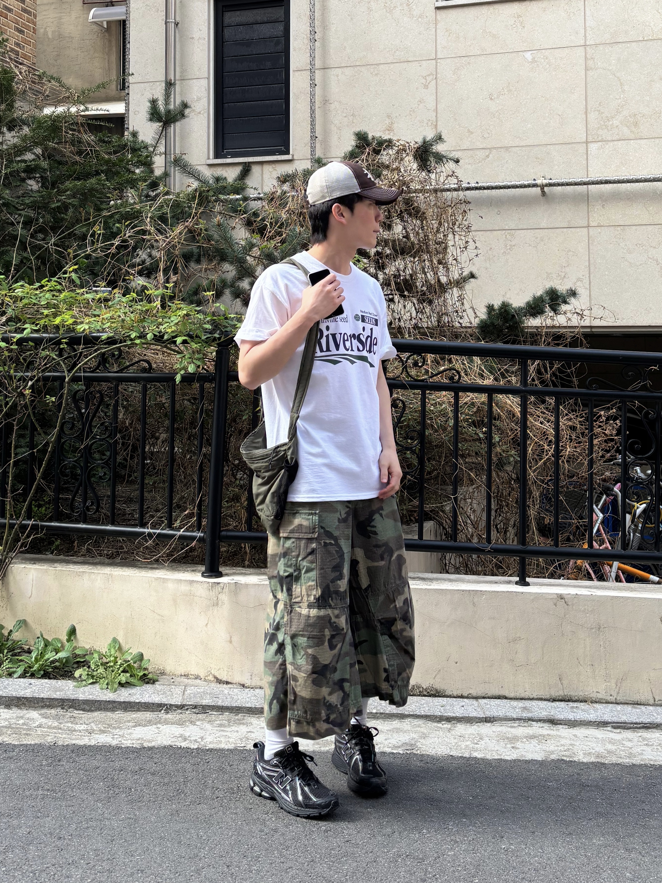 Gildan X EMEM Riverside T-Shirt White, New Balance 1906R Black Silver Metallic 착용 스타일 - 1