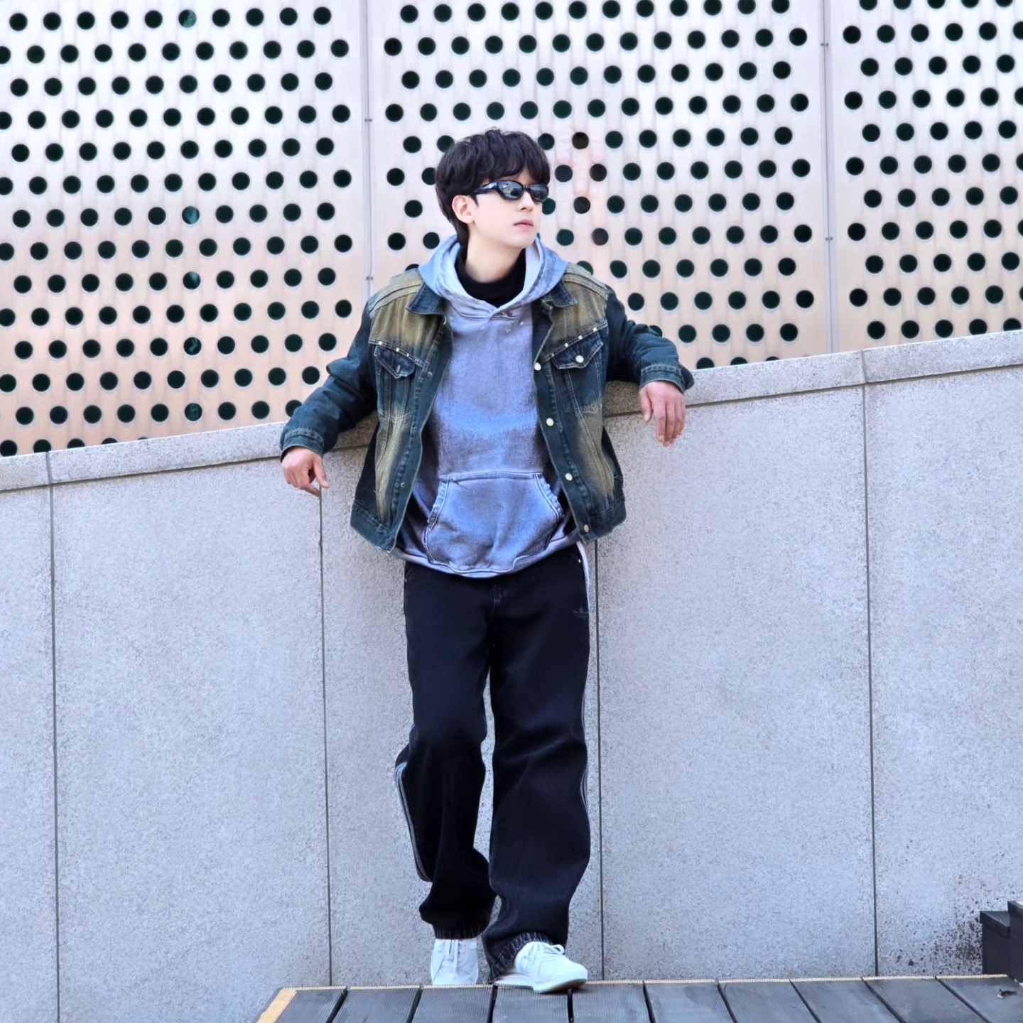 Flavorism Oversized Rivet Hoodie Dirty White, Adidas Adicolor Denim Firebird Pants True Black Denim - KR Sizing 착용 스타일 - 6