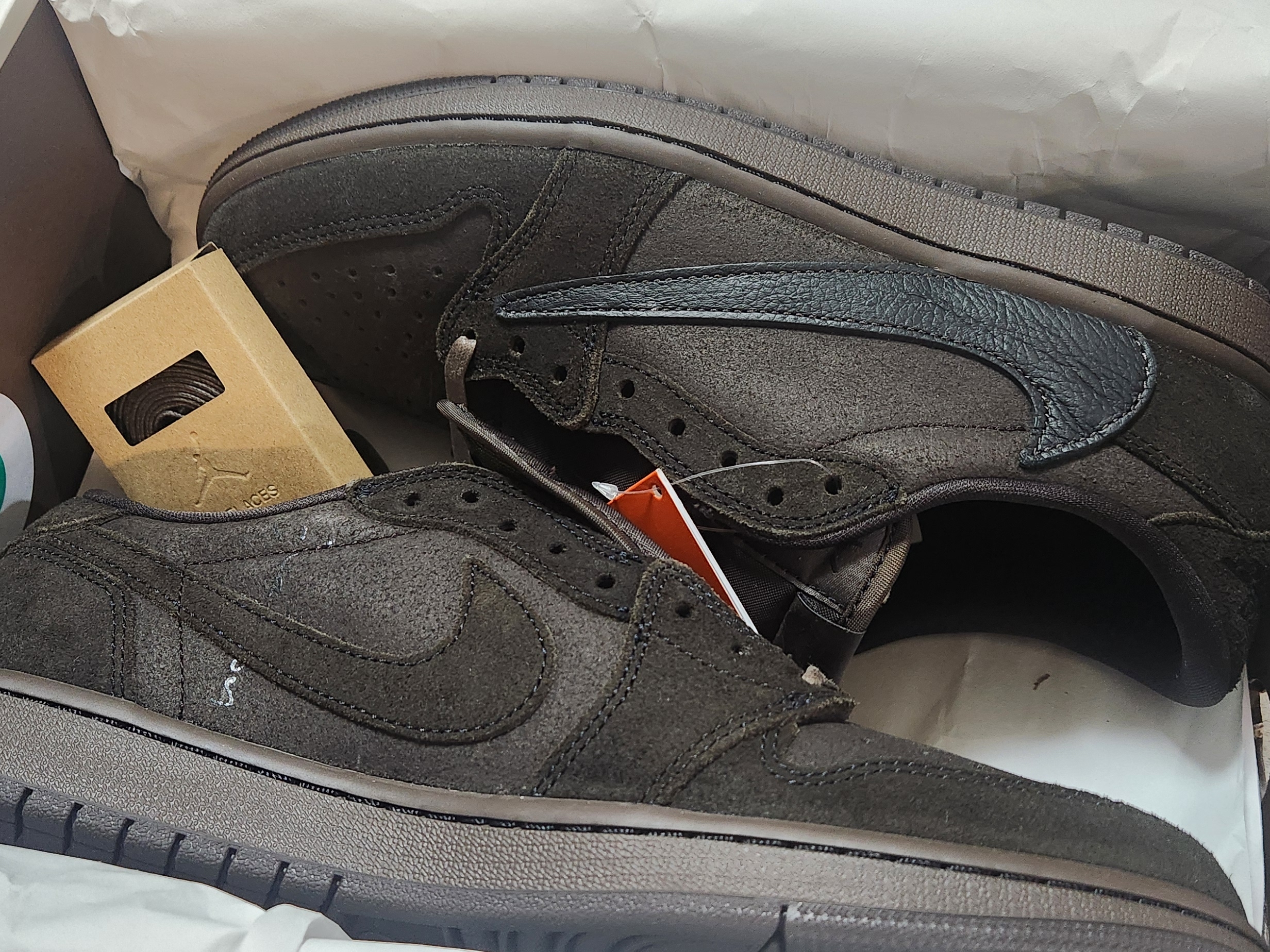 조던 1 x 트래비스 스캇 레트로 로우 OG SP 벨벳 브라운 앤 다크 모카 착용 스타일 - 1